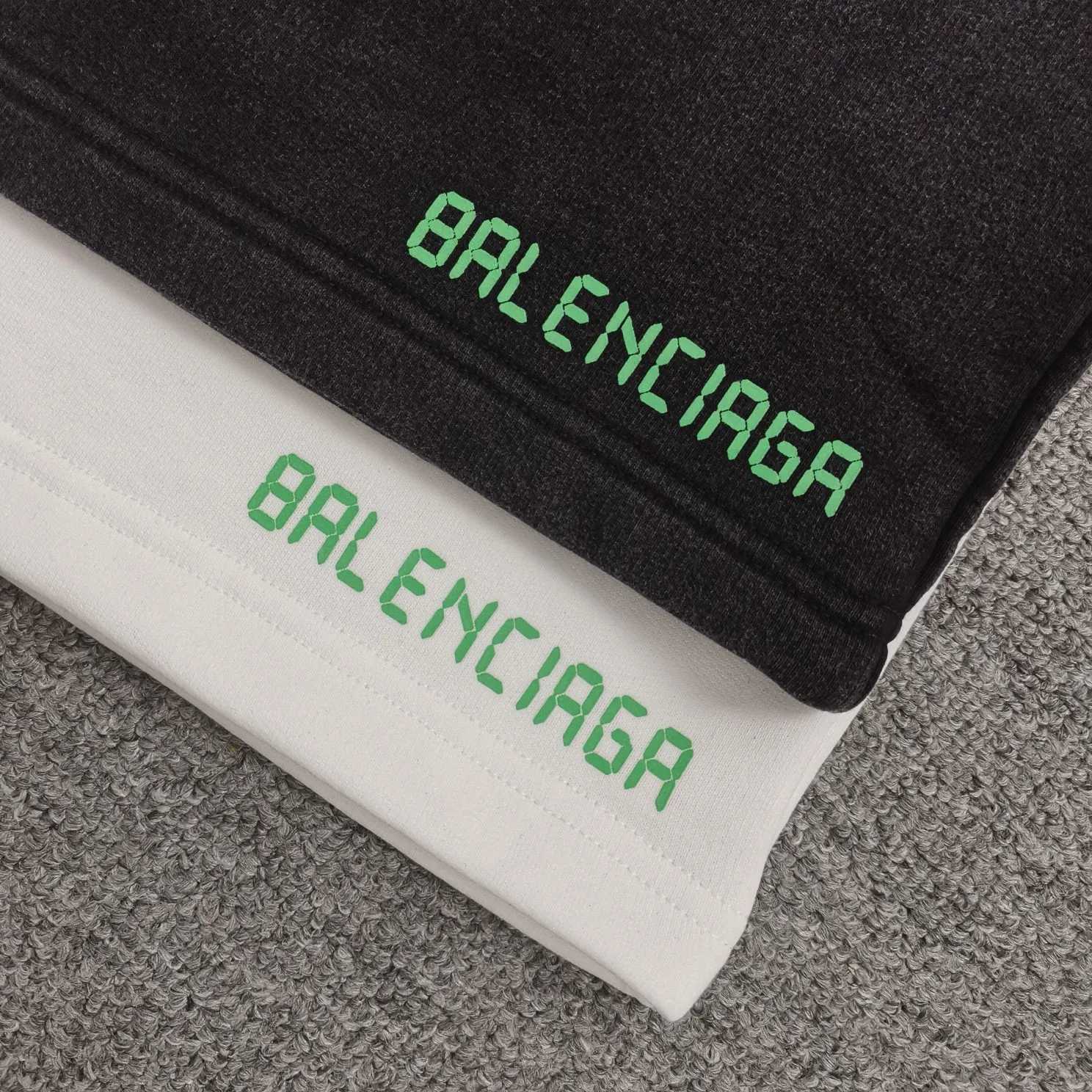 The top version of BALENCIAGA 520 limited edition fluorescent green luminous effect printed loose cotton shorts for men and women couples. After the 520 short sleeves were released for personal use, in response to the response of many friends, the team held a meeting and decided to launch matching shorts. I was planning to do it before, mainly because of the phosphor issue. Because there is 30% fluorescent powder mixed into the printing glue, the manufacturer we cooperate with is out of stock, and we cannot ensure whether other domestically produced fluorescent powders contain chemical toxic and harmful substances, so we have not done it yet. Our fluorescent powder is 3A certified and absolutely environmentally friendly. And the fluorescent effect is very nice. The fabric is made of 380g fish scale terry cotton fabric, which is sweat-absorbent, breathable and has a full drape. A full set of customized accessories, one-to-one synchronization with the original version! Size: XS-L Color: Black and White P:310
