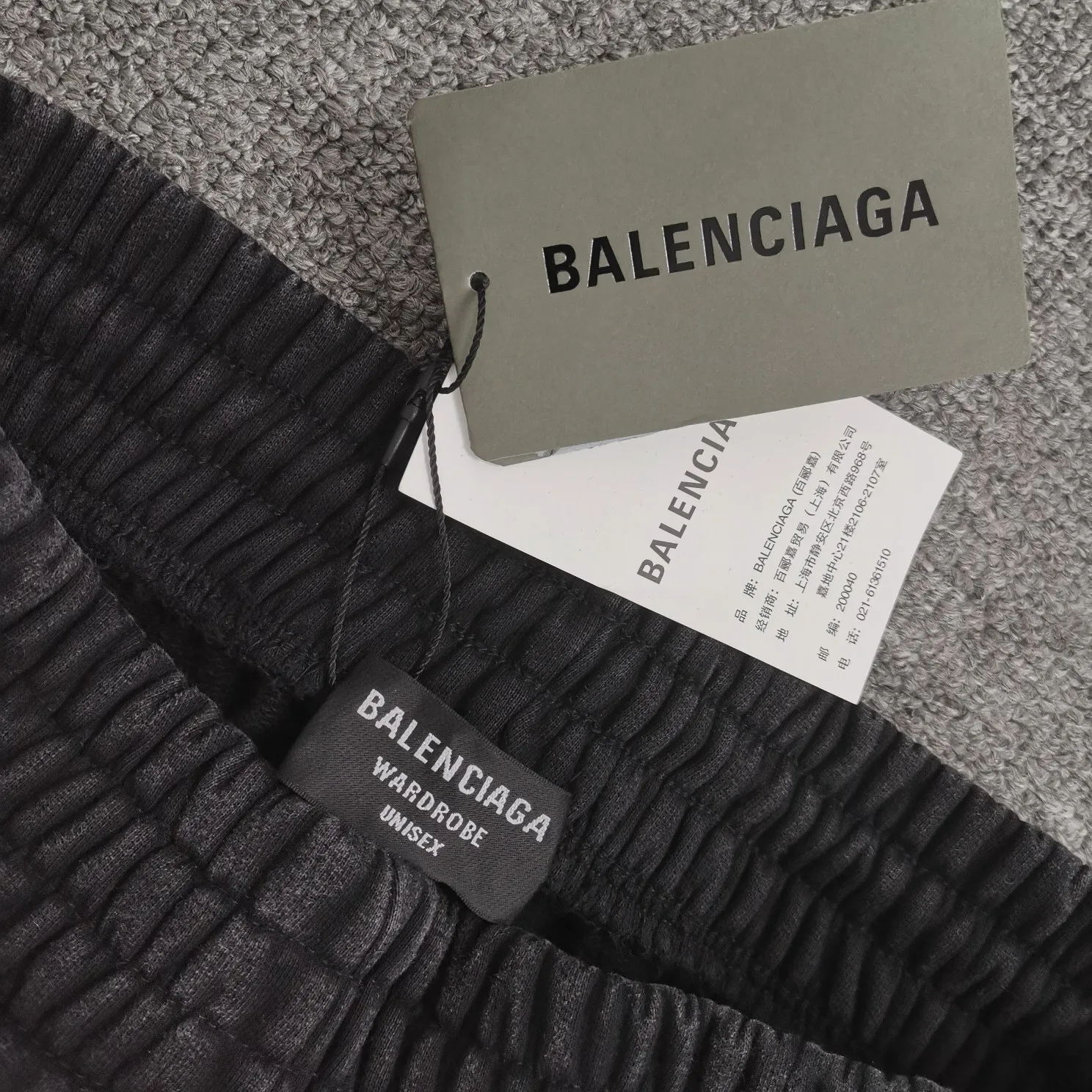 The top version of BALENCIAGA 520 limited edition fluorescent green luminous effect printed loose cotton shorts for men and women couples. After the 520 short sleeves were released for personal use, in response to the response of many friends, the team held a meeting and decided to launch matching shorts. I was planning to do it before, mainly because of the phosphor issue. Because there is 30% fluorescent powder mixed into the printing glue, the manufacturer we cooperate with is out of stock, and we cannot ensure whether other domestically produced fluorescent powders contain chemical toxic and harmful substances, so we have not done it yet. Our fluorescent powder is 3A certified and absolutely environmentally friendly. And the fluorescent effect is very nice. The fabric is made of 380g fish scale terry cotton fabric, which is sweat-absorbent, breathable and has a full drape. A full set of customized accessories, one-to-one synchronization with the original version! Size: XS-L Color: Black and White P:310