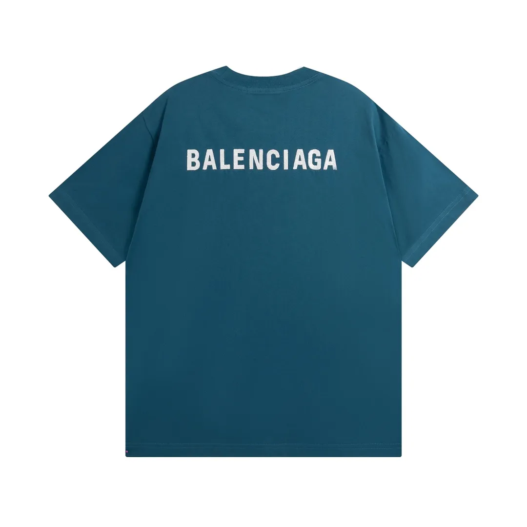 🅿️166 real photos [Top version. Official website quality] BALENCI*GA/Paris #Classic style. Classic letter embroidered short-sleeved T-shirt on the front and back #2023 spring and summer brick cabinet synchronization.                       The fabric is made of Paris ZP custom-woven and dyed cotton double yarn, weighing 260 grams. The cloth surface is clean. The cloth pattern is clear, soft and comfortable. The threads are dyed with no color difference. The classic letters are embroidered with an imported embroidery machine. The letters are clear and the effect is three-dimensional, restoring the brick cabinet. The version adopts the OS loose shoulder style. Same style for men and women. Coding: BL223006 Color: smoke gray, purple, light green, peacock blue, black, rice coffee, gray green Size: XS S M L