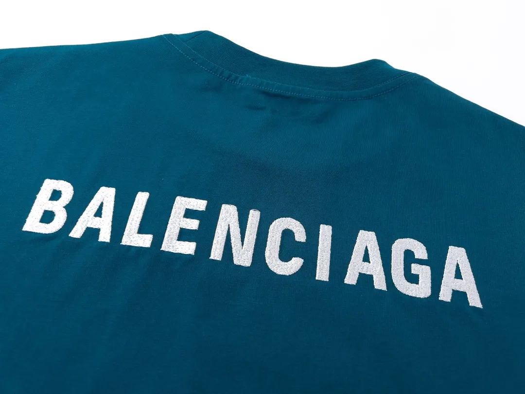 🅿️166 real photos [Top version. Official website quality] BALENCI*GA/Paris #Classic style. Classic letter embroidered short-sleeved T-shirt on the front and back #2023 spring and summer brick cabinet synchronization.                       The fabric is made of Paris ZP custom-woven and dyed cotton double yarn, weighing 260 grams. The cloth surface is clean. The cloth pattern is clear, soft and comfortable. The threads are dyed with no color difference. The classic letters are embroidered with an imported embroidery machine. The letters are clear and the effect is three-dimensional, restoring the brick cabinet. The version adopts the OS loose shoulder style. Same style for men and women. Coding: BL223006 Color: smoke gray, purple, light green, peacock blue, black, rice coffee, gray green Size: XS S M L