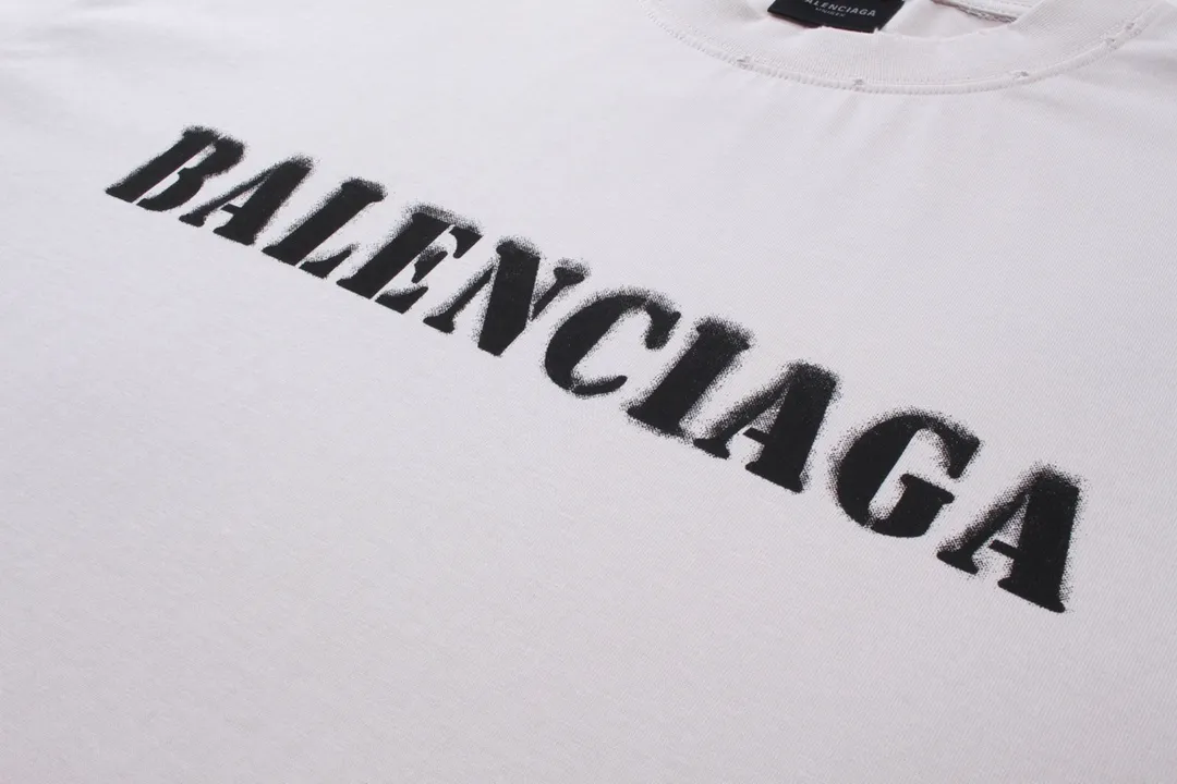 🅿️176 Detailed picture [Top version. Official website quality] BALENCI*GA/Paris. 2024 new letter LOGO printed short-sleeved T-shirt. Brick cabinets are synchronized. Genuine products are developed at the first time, and you can print and compare! The fabric is made of Paris ZP custom-woven and dyed cotton double yarn. Weighing 260 grams, the cloth surface is clean. The cloth pattern is clear, soft and comfortable. The threads are dyed with no color difference. The classic LOGO is printed with environmentally friendly imported materials and dot direct printing technology, with a three-dimensional effect. Restored brick cabinet. Ready-made clothes are worn and worn, different market currency, welcome to compare, the version adopts OS loose shoulder version. Same style for men and women Coding: BL233315 Color: gray blue, off-white, red Size: XS to L