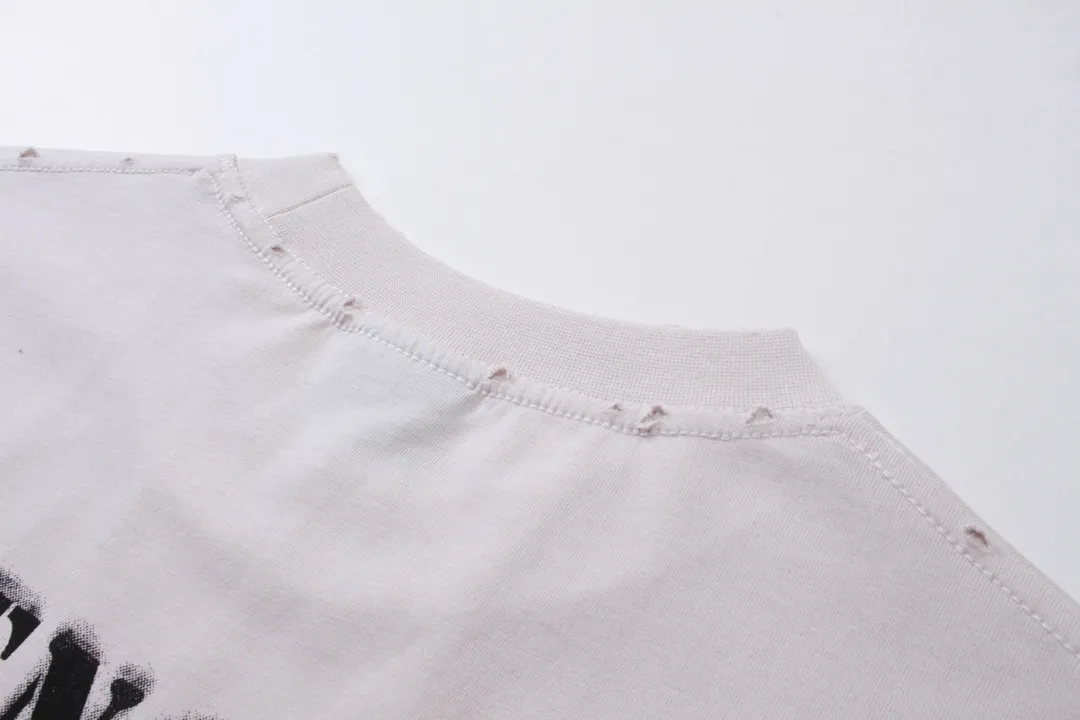 🅿️176 Detailed picture [Top version. Official website quality] BALENCI*GA/Paris. 2024 new letter LOGO printed short-sleeved T-shirt. Brick cabinets are synchronized. Genuine products are developed at the first time, and you can print and compare! The fabric is made of Paris ZP custom-woven and dyed cotton double yarn. Weighing 260 grams, the cloth surface is clean. The cloth pattern is clear, soft and comfortable. The threads are dyed with no color difference. The classic LOGO is printed with environmentally friendly imported materials and dot direct printing technology, with a three-dimensional effect. Restored brick cabinet. Ready-made clothes are worn and worn, different market currency, welcome to compare, the version adopts OS loose shoulder version. Same style for men and women Coding: BL233315 Color: gray blue, off-white, red Size: XS to L