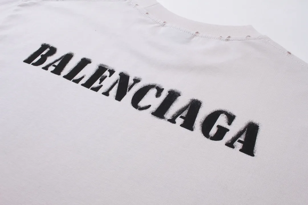 🅿️176 Detailed picture [Top version. Official website quality] BALENCI*GA/Paris. 2024 new letter LOGO printed short-sleeved T-shirt. Brick cabinets are synchronized. Genuine products are developed at the first time, and you can print and compare! The fabric is made of Paris ZP custom-woven and dyed cotton double yarn. Weighing 260 grams, the cloth surface is clean. The cloth pattern is clear, soft and comfortable. The threads are dyed with no color difference. The classic LOGO is printed with environmentally friendly imported materials and dot direct printing technology, with a three-dimensional effect. Restored brick cabinet. Ready-made clothes are worn and worn, different market currency, welcome to compare, the version adopts OS loose shoulder version. Same style for men and women Coding: BL233315 Color: gray blue, off-white, red Size: XS to L