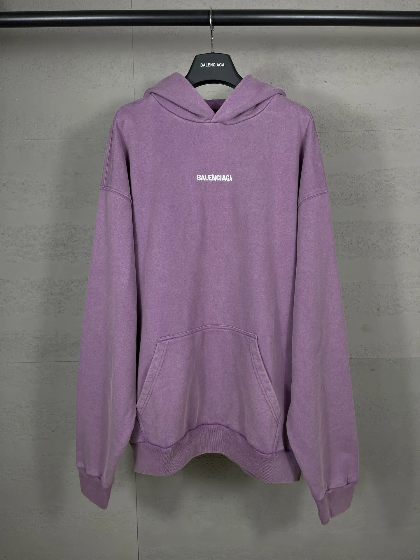 🅿️340 real photos [Top version. Official website quality] BALENCI*G*/25 new autumn and winter style. Washed and distressed hooded sweatshirt with Paris LOGO embroidered on the front and back. Ready-made garments are sprayed with horse wash to make them look old. The fabric adopts batik process. SS25 latest model. Research and development at the first time, different market currencies. Comparisons welcome. The fabric is made of Paris ZP custom-woven, custom-dyed and batik cotton sweatshirt. Weighing 460 grams, the cloth surface is clean. The cloth pattern is clear, soft and comfortable. The threads are dyed with no color difference. The embroidery is done with embroidery machines imported from Tajima, and the garments are washed and worn to make them look old. Jubie market currency. Welcome to compare. The version adopts OS loose shoulder style. Same style for men and women. Code: BL259935 Color: washed purple, washed blue Size: XS S M L