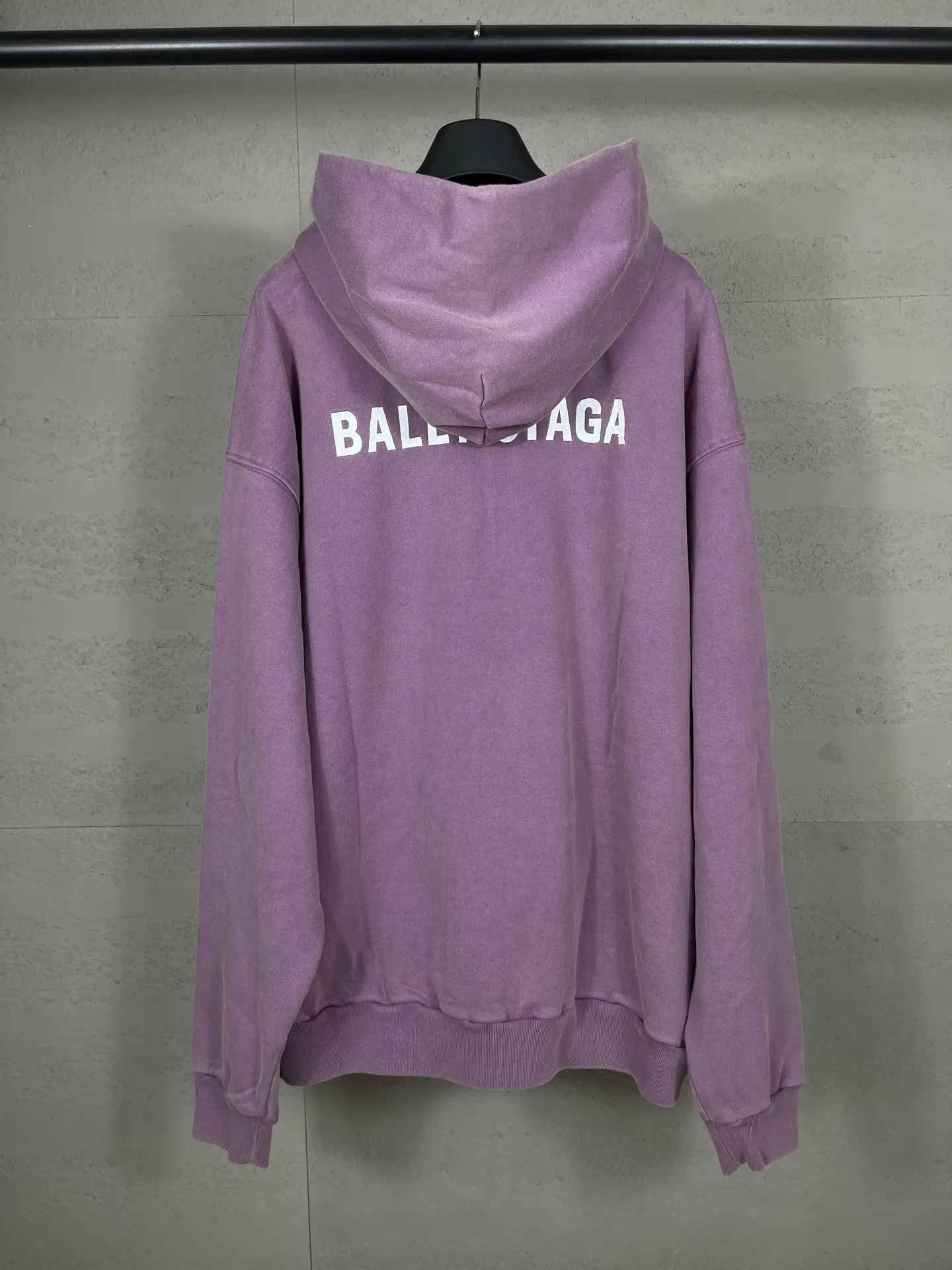 🅿️340 real photos [Top version. Official website quality] BALENCI*G*/25 new autumn and winter style. Washed and distressed hooded sweatshirt with Paris LOGO embroidered on the front and back. Ready-made garments are sprayed with horse wash to make them look old. The fabric adopts batik process. SS25 latest model. Research and development at the first time, different market currencies. Comparisons welcome. The fabric is made of Paris ZP custom-woven, custom-dyed and batik cotton sweatshirt. Weighing 460 grams, the cloth surface is clean. The cloth pattern is clear, soft and comfortable. The threads are dyed with no color difference. The embroidery is done with embroidery machines imported from Tajima, and the garments are washed and worn to make them look old. Jubie market currency. Welcome to compare. The version adopts OS loose shoulder style. Same style for men and women. Code: BL259935 Color: washed purple, washed blue Size: XS S M L