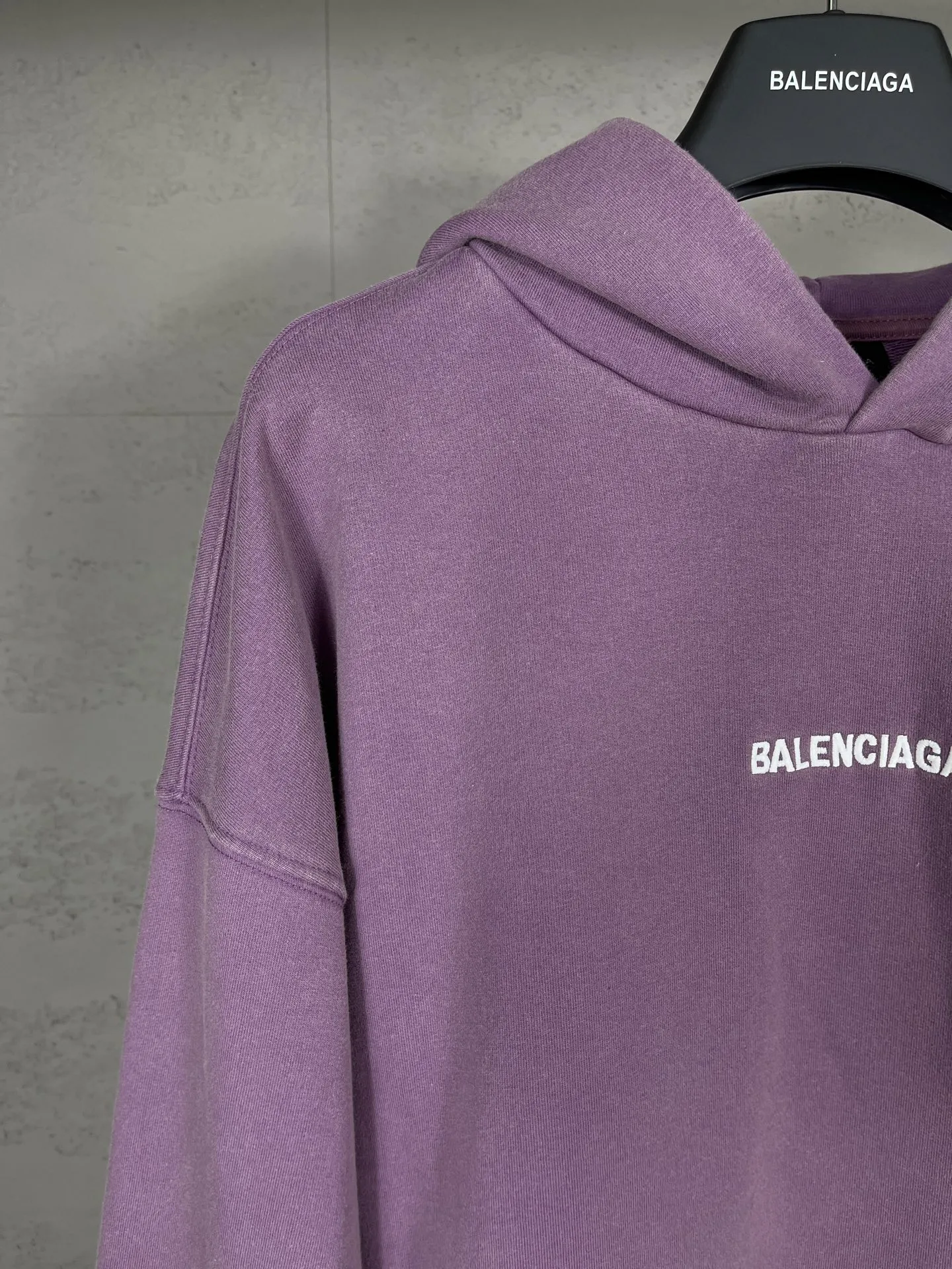 🅿️340 real photos [Top version. Official website quality] BALENCI*G*/25 new autumn and winter style. Washed and distressed hooded sweatshirt with Paris LOGO embroidered on the front and back. Ready-made garments are sprayed with horse wash to make them look old. The fabric adopts batik process. SS25 latest model. Research and development at the first time, different market currencies. Comparisons welcome. The fabric is made of Paris ZP custom-woven, custom-dyed and batik cotton sweatshirt. Weighing 460 grams, the cloth surface is clean. The cloth pattern is clear, soft and comfortable. The threads are dyed with no color difference. The embroidery is done with embroidery machines imported from Tajima, and the garments are washed and worn to make them look old. Jubie market currency. Welcome to compare. The version adopts OS loose shoulder style. Same style for men and women. Code: BL259935 Color: washed purple, washed blue Size: XS S M L