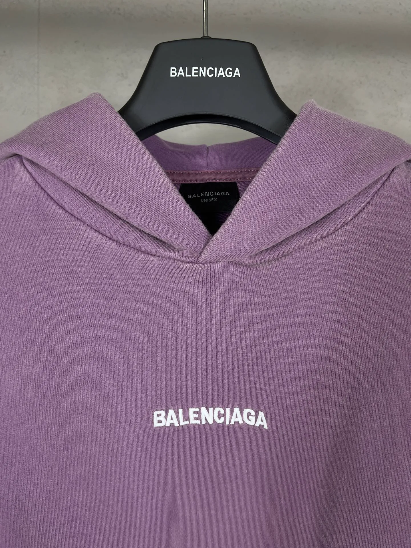 🅿️340 real photos [Top version. Official website quality] BALENCI*G*/25 new autumn and winter style. Washed and distressed hooded sweatshirt with Paris LOGO embroidered on the front and back. Ready-made garments are sprayed with horse wash to make them look old. The fabric adopts batik process. SS25 latest model. Research and development at the first time, different market currencies. Comparisons welcome. The fabric is made of Paris ZP custom-woven, custom-dyed and batik cotton sweatshirt. Weighing 460 grams, the cloth surface is clean. The cloth pattern is clear, soft and comfortable. The threads are dyed with no color difference. The embroidery is done with embroidery machines imported from Tajima, and the garments are washed and worn to make them look old. Jubie market currency. Welcome to compare. The version adopts OS loose shoulder style. Same style for men and women. Code: BL259935 Color: washed purple, washed blue Size: XS S M L