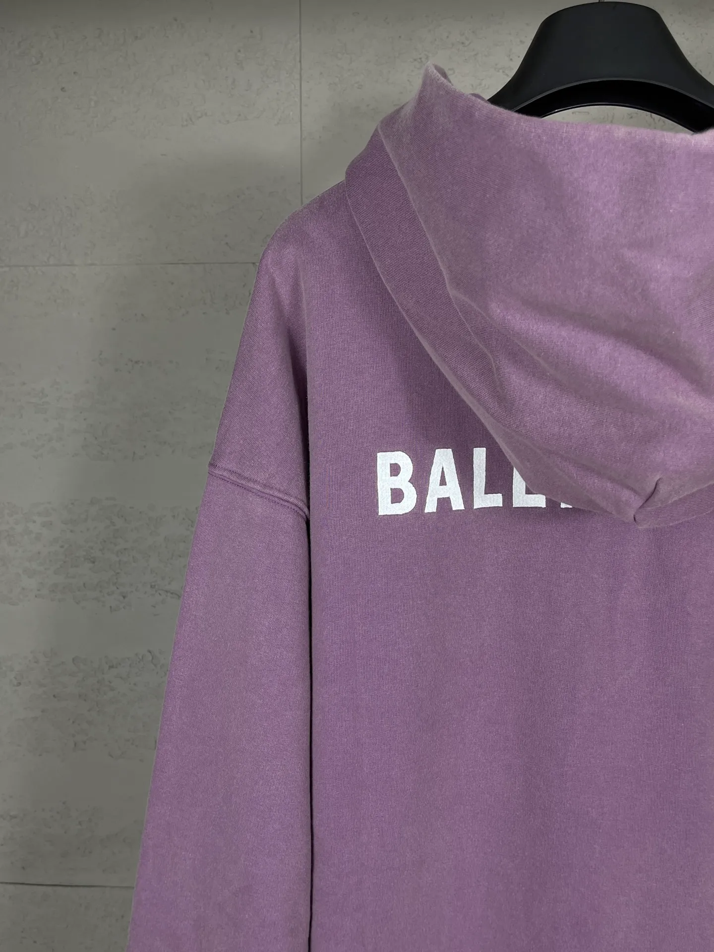 🅿️340 real photos [Top version. Official website quality] BALENCI*G*/25 new autumn and winter style. Washed and distressed hooded sweatshirt with Paris LOGO embroidered on the front and back. Ready-made garments are sprayed with horse wash to make them look old. The fabric adopts batik process. SS25 latest model. Research and development at the first time, different market currencies. Comparisons welcome. The fabric is made of Paris ZP custom-woven, custom-dyed and batik cotton sweatshirt. Weighing 460 grams, the cloth surface is clean. The cloth pattern is clear, soft and comfortable. The threads are dyed with no color difference. The embroidery is done with embroidery machines imported from Tajima, and the garments are washed and worn to make them look old. Jubie market currency. Welcome to compare. The version adopts OS loose shoulder style. Same style for men and women. Code: BL259935 Color: washed purple, washed blue Size: XS S M L