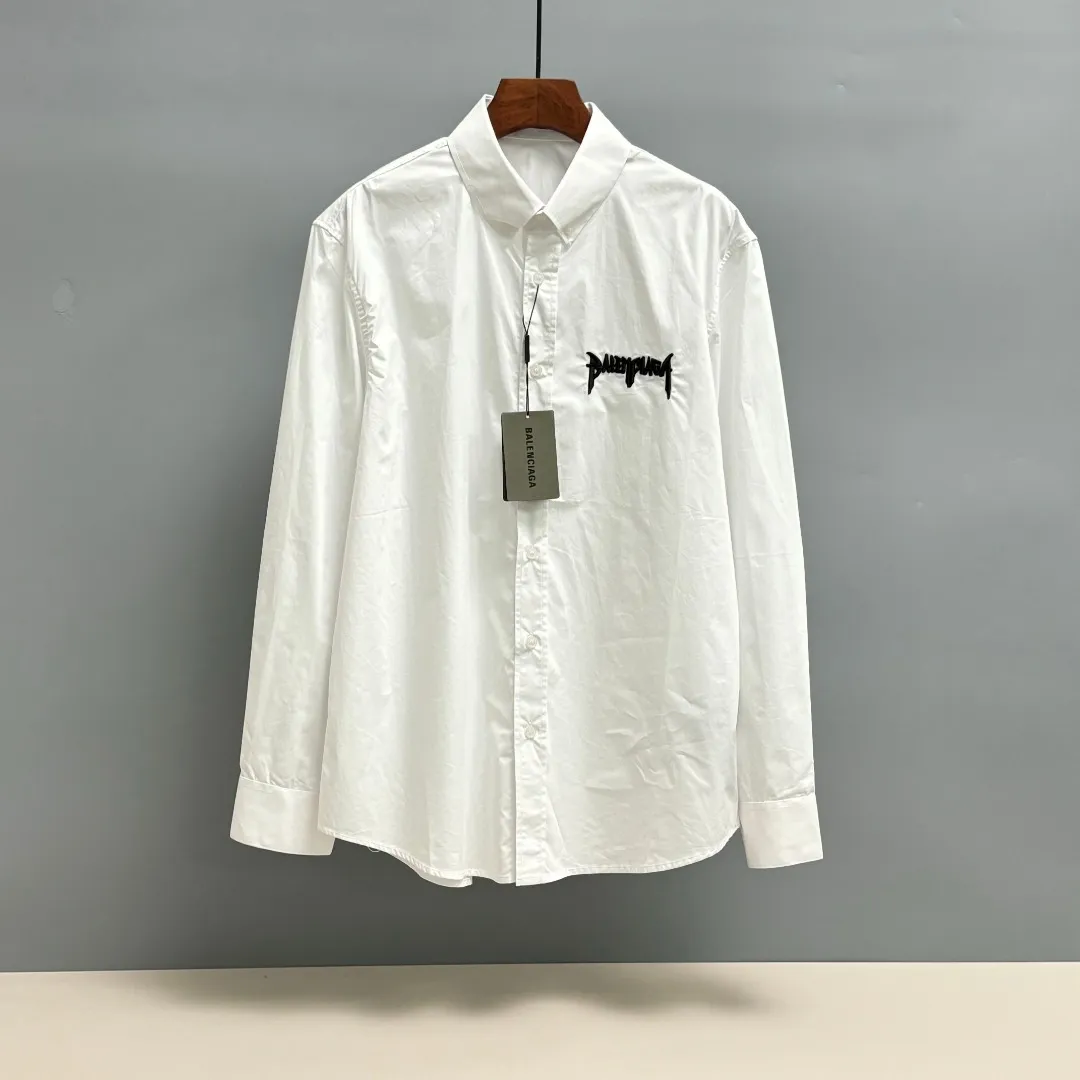 🅿️220 BALENCIAGA/Balenciaga early autumn embroidered shirt. Customized classic 40-count plain weave imitation Tencel Paris shirt fabric. Loose version. Three-dimensional upper body. Smooth and natural lines. From shoulder line to waistline to hem. Smooth transition of lines. No unnecessary wrinkles or accumulation. The whole body is neat and stretch. Customized Paris logo engraved button. Rigorous stitching of letter embroidery on the chest. Precise stitching. Silky smooth transition. Three-dimensional pattern without burrs. Size: S M L XL