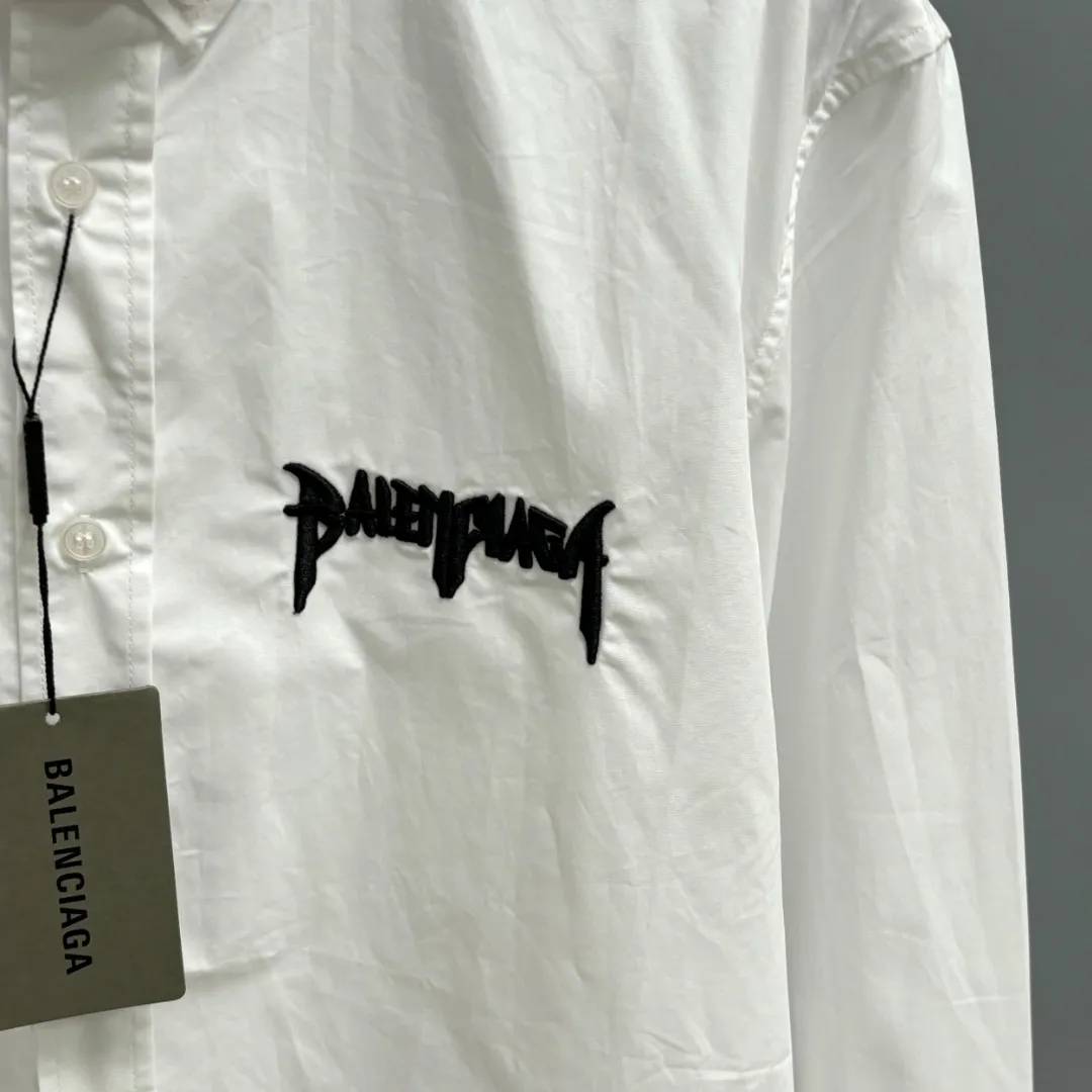 🅿️220 BALENCIAGA/Balenciaga early autumn embroidered shirt. Customized classic 40-count plain weave imitation Tencel Paris shirt fabric. Loose version. Three-dimensional upper body. Smooth and natural lines. From shoulder line to waistline to hem. Smooth transition of lines. No unnecessary wrinkles or accumulation. The whole body is neat and stretch. Customized Paris logo engraved button. Rigorous stitching of letter embroidery on the chest. Precise stitching. Silky smooth transition. Three-dimensional pattern without burrs. Size: S M L XL