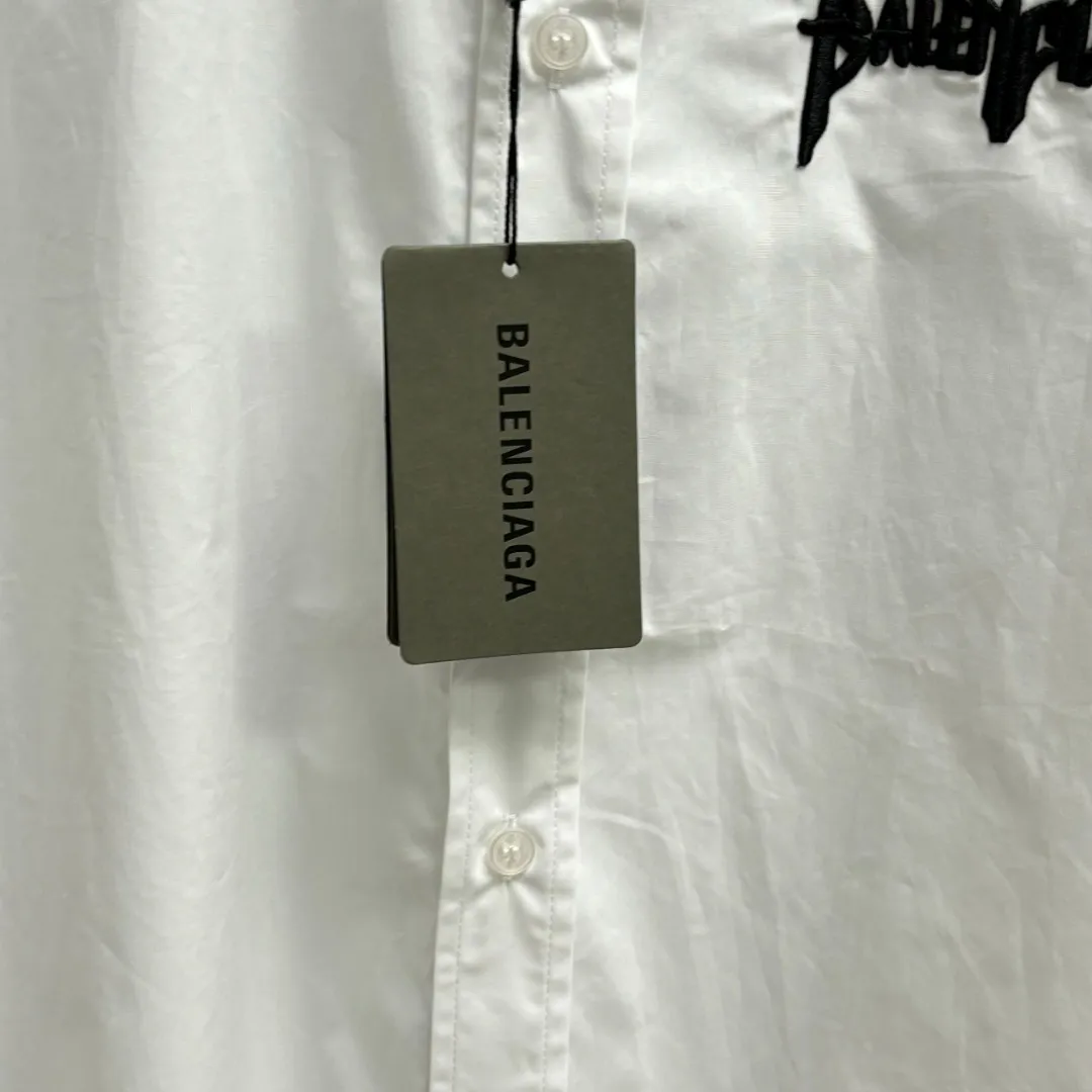 🅿️220 BALENCIAGA/Balenciaga early autumn embroidered shirt. Customized classic 40-count plain weave imitation Tencel Paris shirt fabric. Loose version. Three-dimensional upper body. Smooth and natural lines. From shoulder line to waistline to hem. Smooth transition of lines. No unnecessary wrinkles or accumulation. The whole body is neat and stretch. Customized Paris logo engraved button. Rigorous stitching of letter embroidery on the chest. Precise stitching. Silky smooth transition. Three-dimensional pattern without burrs. Size: S M L XL