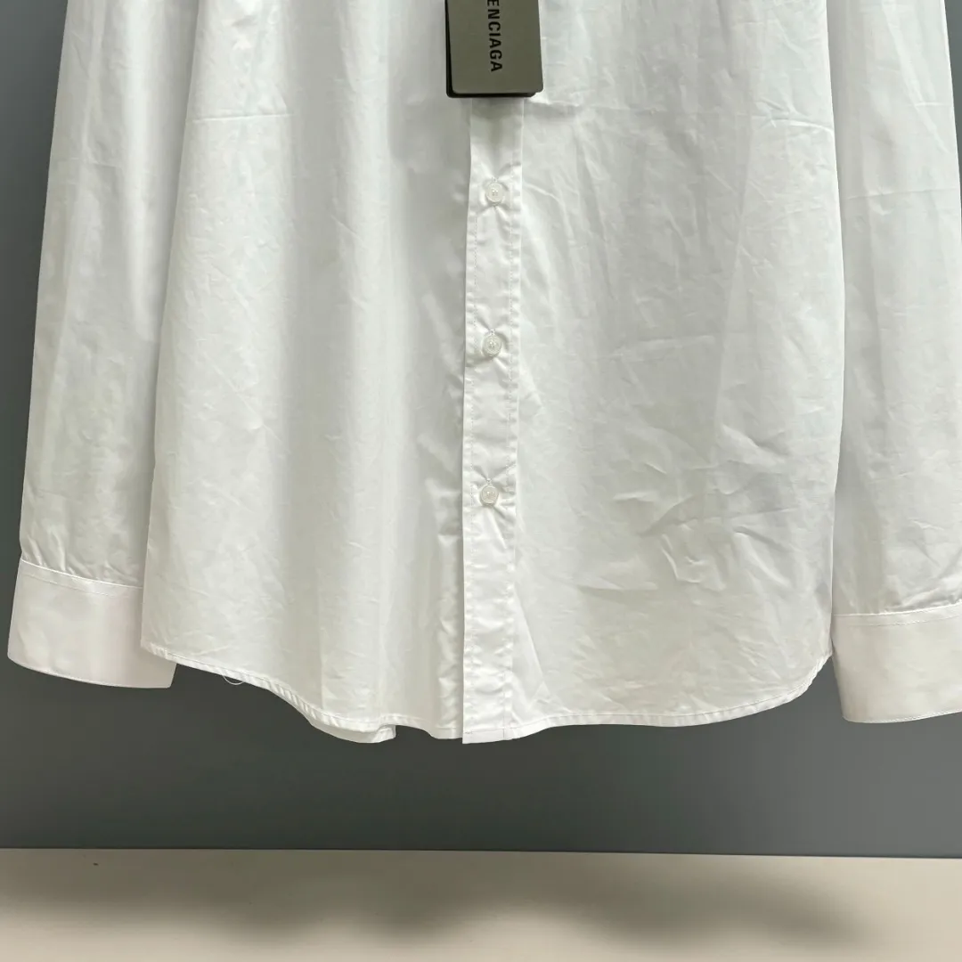 🅿️220 BALENCIAGA/Balenciaga early autumn embroidered shirt. Customized classic 40-count plain weave imitation Tencel Paris shirt fabric. Loose version. Three-dimensional upper body. Smooth and natural lines. From shoulder line to waistline to hem. Smooth transition of lines. No unnecessary wrinkles or accumulation. The whole body is neat and stretch. Customized Paris logo engraved button. Rigorous stitching of letter embroidery on the chest. Precise stitching. Silky smooth transition. Three-dimensional pattern without burrs. Size: S M L XL