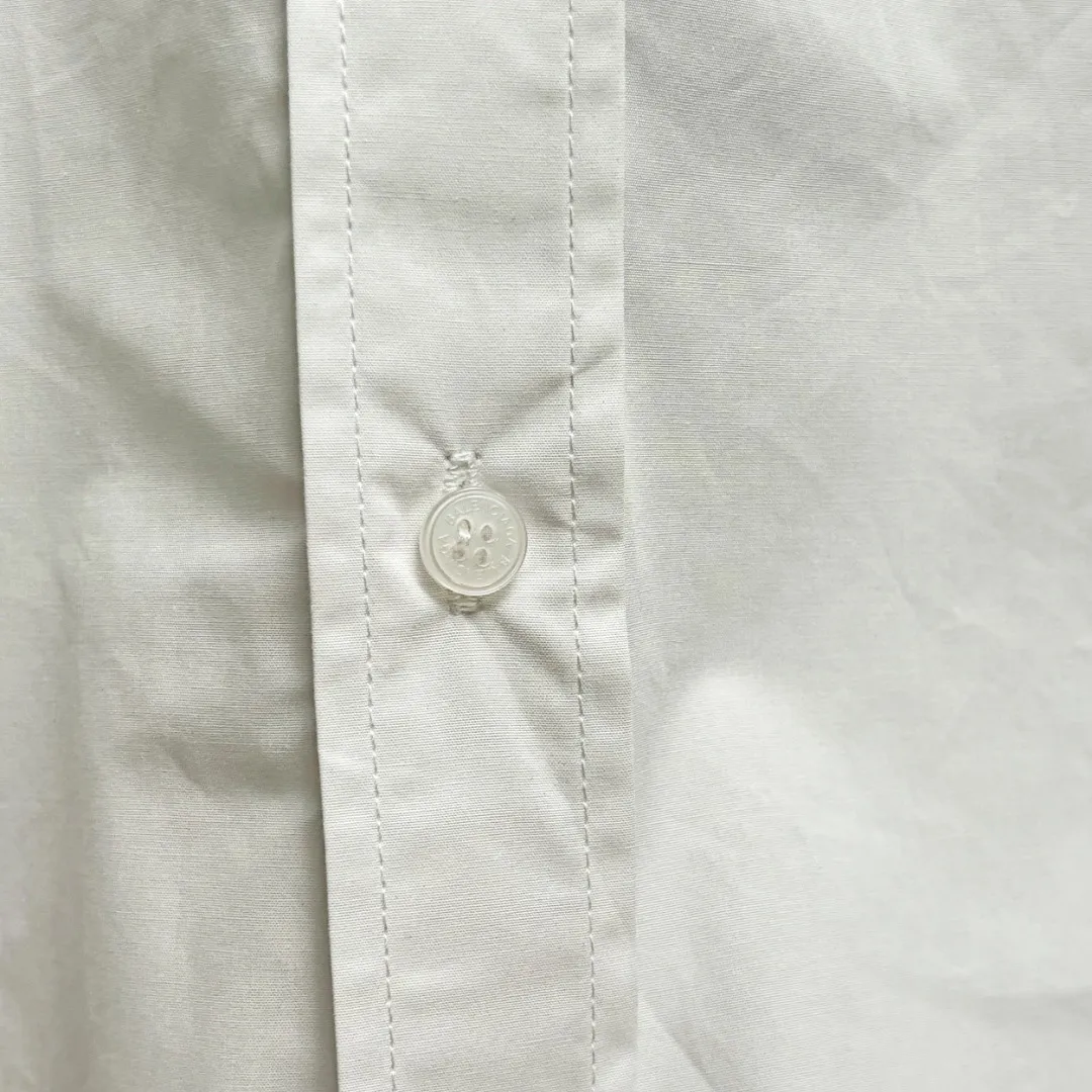 🅿️220 BALENCIAGA/Balenciaga early autumn embroidered shirt. Customized classic 40-count plain weave imitation Tencel Paris shirt fabric. Loose version. Three-dimensional upper body. Smooth and natural lines. From shoulder line to waistline to hem. Smooth transition of lines. No unnecessary wrinkles or accumulation. The whole body is neat and stretch. Customized Paris logo engraved button. Rigorous stitching of letter embroidery on the chest. Precise stitching. Silky smooth transition. Three-dimensional pattern without burrs. Size: S M L XL