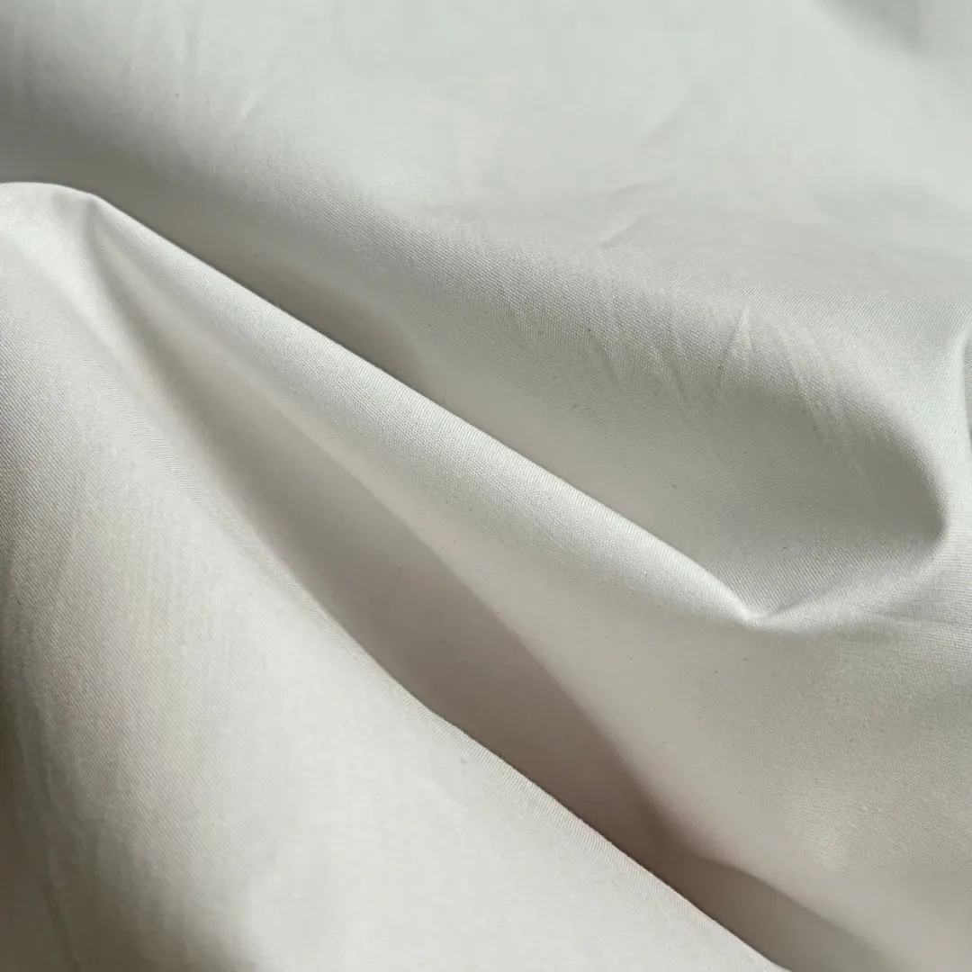 🅿️220 BALENCIAGA/Balenciaga early autumn embroidered shirt. Customized classic 40-count plain weave imitation Tencel Paris shirt fabric. Loose version. Three-dimensional upper body. Smooth and natural lines. From shoulder line to waistline to hem. Smooth transition of lines. No unnecessary wrinkles or accumulation. The whole body is neat and stretch. Customized Paris logo engraved button. Rigorous stitching of letter embroidery on the chest. Precise stitching. Silky smooth transition. Three-dimensional pattern without burrs. Size: S M L XL