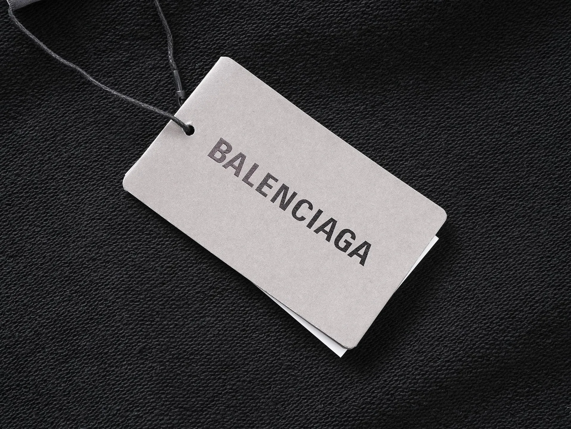 🅿️350 real shots [Top version. Official website quality] BALENCI*GA/25 new model. The front is directly printed with Kardashian's portrait art work, the back is printed with artistic signature, and the right sleeve is embroidered with English frayed distressed hooded sweatshirt, the latest SS25 autumn and winter style. Research and development at the first time, different market currencies. Comparisons welcome. The fabric is made of Paris ZP custom-woven and dyed cotton sweatshirt, with a weight of 460 grams. The cloth surface is clean. The cloth pattern is clear, soft and comfortable. Printing adopts computer direct printing. The garments are washed and worn to make them look old. Jubie market currency. Welcome to compare. The version adopts OS loose shoulder design. Same style for men and women. Code: BL259937 Color: Black Size: XS S M L