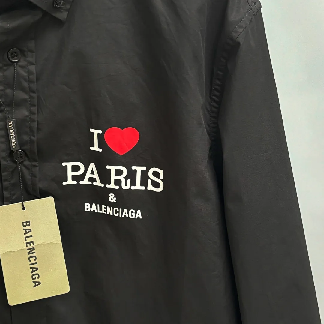 🅿️220 BALENCIAGA/Balenciaga early autumn thick plate printed shirt, customized classic 40-count plain weave imitation Tencel Paris shirt fabric, loose version, three-dimensional upper body, smooth and natural lines, from shoulder line to waist line to hem, smooth transition of lines, no unnecessary folds or accumulation, neat and stretchy as a whole, customized Paris logo engraved buttons, with Paris letters on the chest and large-area printing of love hearts on the back, the effect is three-dimensional, the printing completely fits the fabric There will be no problems such as color fading, peeling off, etc. Size: S M L XL