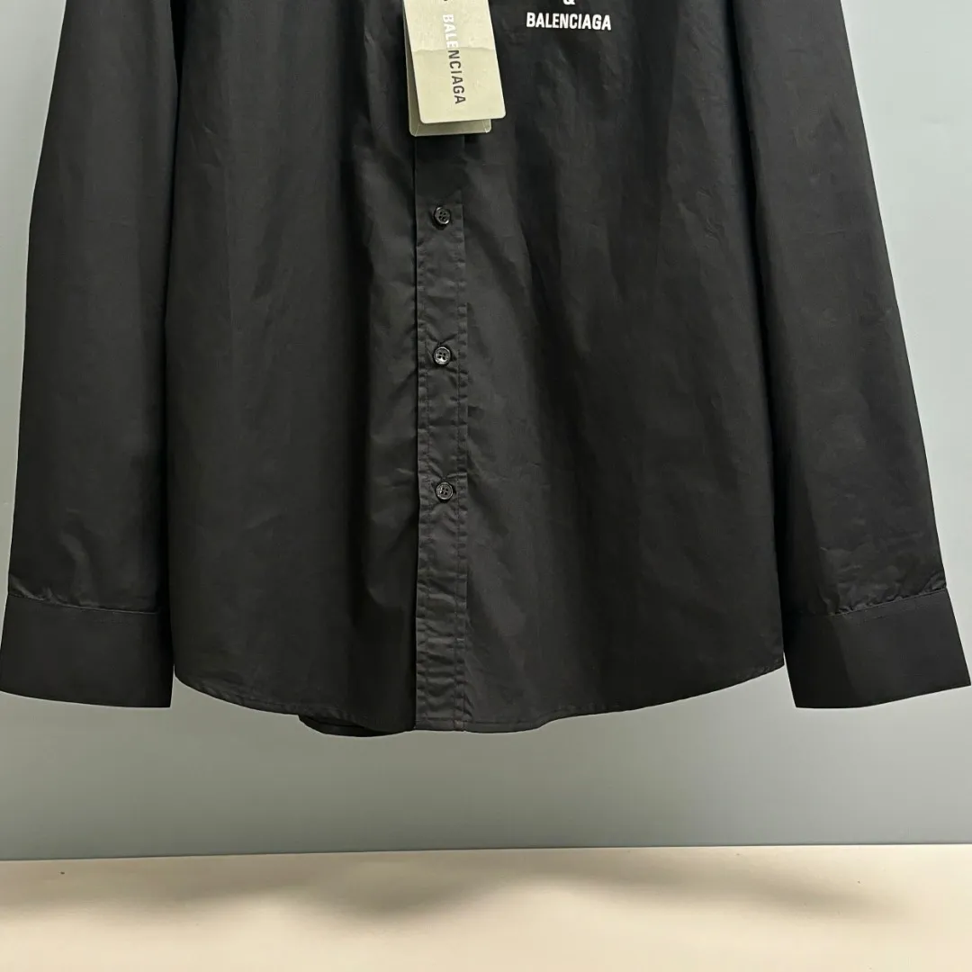 🅿️220 BALENCIAGA/Balenciaga early autumn thick plate printed shirt, customized classic 40-count plain weave imitation Tencel Paris shirt fabric, loose version, three-dimensional upper body, smooth and natural lines, from shoulder line to waist line to hem, smooth transition of lines, no unnecessary folds or accumulation, neat and stretchy as a whole, customized Paris logo engraved buttons, with Paris letters on the chest and large-area printing of love hearts on the back, the effect is three-dimensional, the printing completely fits the fabric There will be no problems such as color fading, peeling off, etc. Size: S M L XL