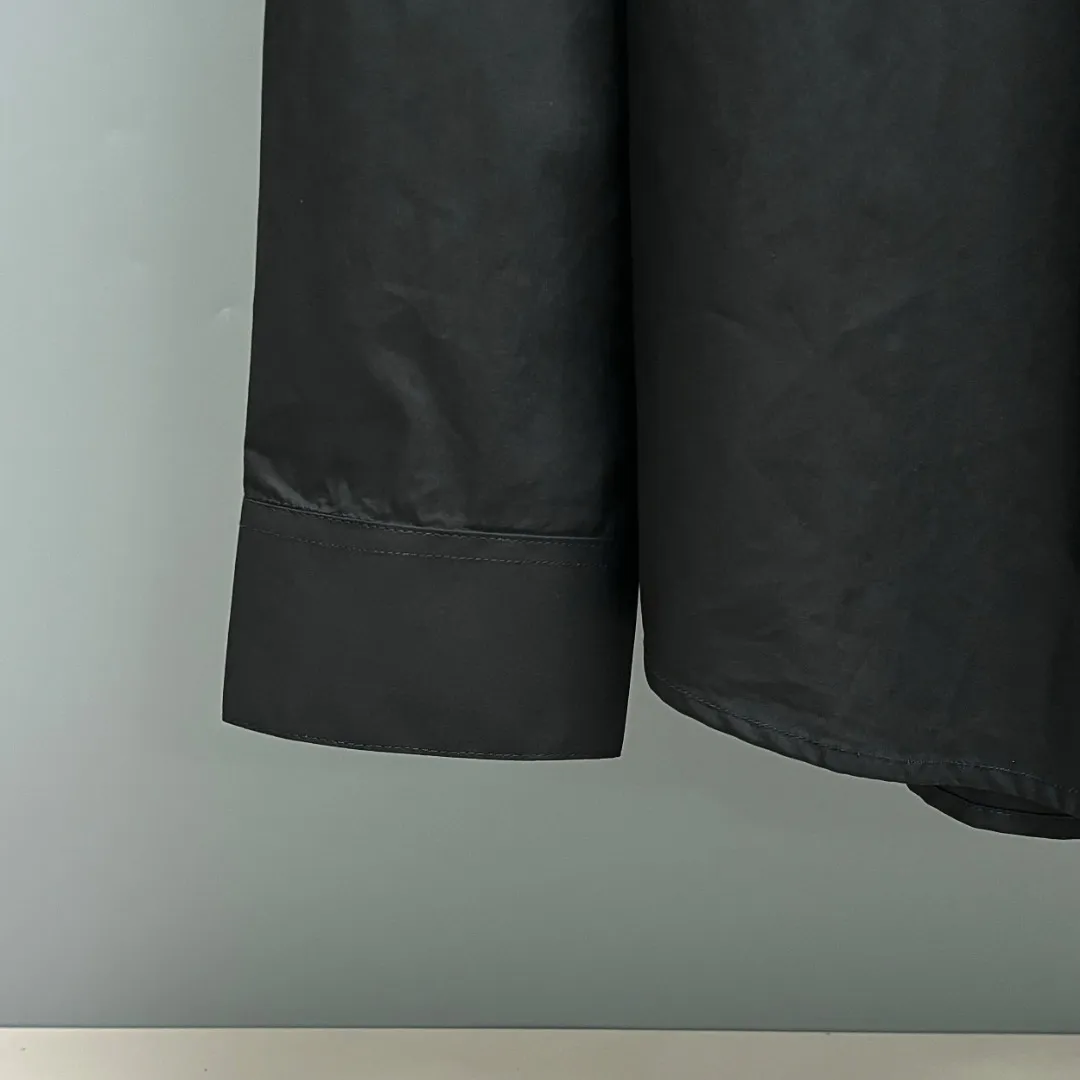 🅿️220 BALENCIAGA/Balenciaga early autumn thick plate printed shirt, customized classic 40-count plain weave imitation Tencel Paris shirt fabric, loose version, three-dimensional upper body, smooth and natural lines, from shoulder line to waist line to hem, smooth transition of lines, no unnecessary folds or accumulation, neat and stretchy as a whole, customized Paris logo engraved buttons, with Paris letters on the chest and large-area printing of love hearts on the back, the effect is three-dimensional, the printing completely fits the fabric There will be no problems such as color fading, peeling off, etc. Size: S M L XL