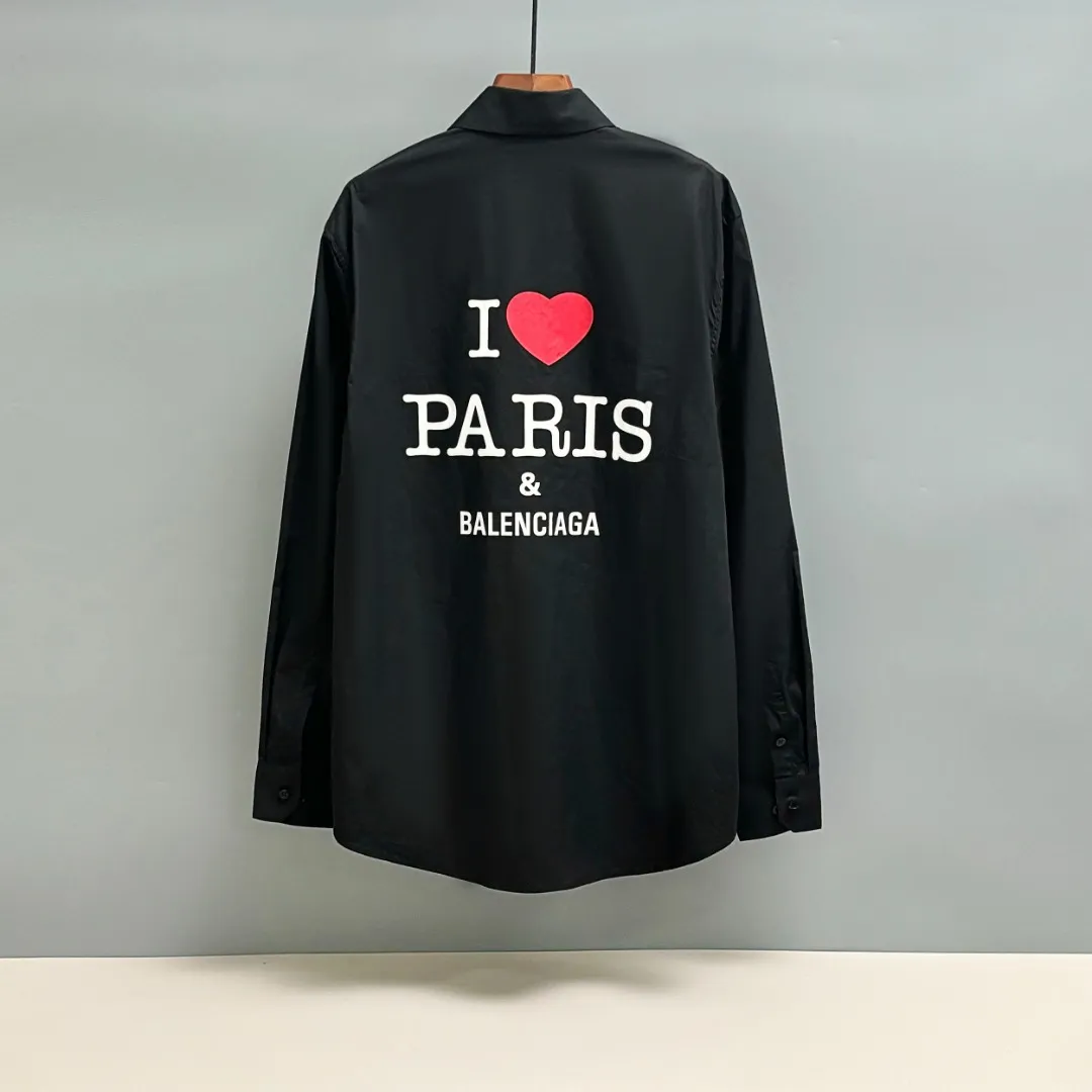 🅿️220 BALENCIAGA/Balenciaga early autumn thick plate printed shirt, customized classic 40-count plain weave imitation Tencel Paris shirt fabric, loose version, three-dimensional upper body, smooth and natural lines, from shoulder line to waist line to hem, smooth transition of lines, no unnecessary folds or accumulation, neat and stretchy as a whole, customized Paris logo engraved buttons, with Paris letters on the chest and large-area printing of love hearts on the back, the effect is three-dimensional, the printing completely fits the fabric There will be no problems such as color fading, peeling off, etc. Size: S M L XL