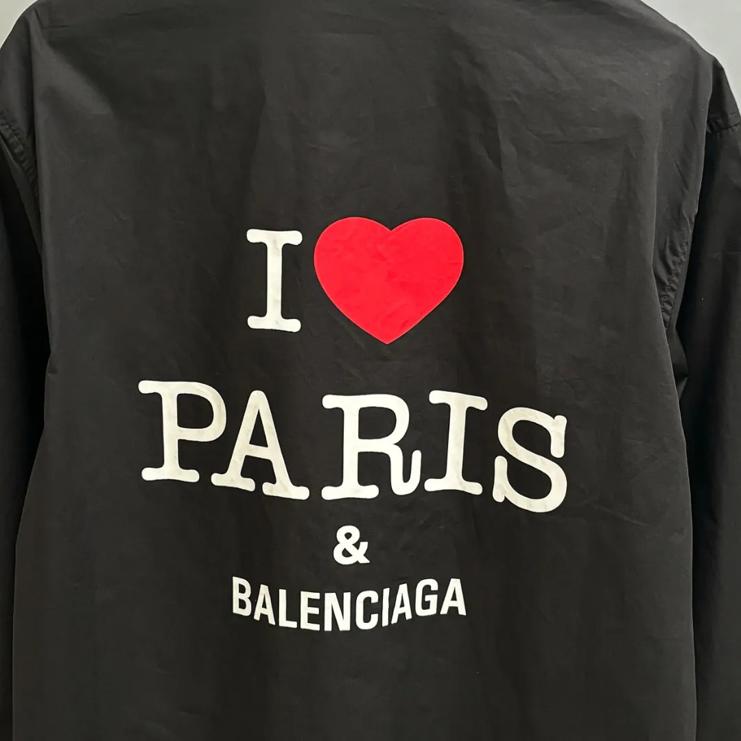 🅿️220 BALENCIAGA/Balenciaga early autumn thick plate printed shirt, customized classic 40-count plain weave imitation Tencel Paris shirt fabric, loose version, three-dimensional upper body, smooth and natural lines, from shoulder line to waist line to hem, smooth transition of lines, no unnecessary folds or accumulation, neat and stretchy as a whole, customized Paris logo engraved buttons, with Paris letters on the chest and large-area printing of love hearts on the back, the effect is three-dimensional, the printing completely fits the fabric There will be no problems such as color fading, peeling off, etc. Size: S M L XL