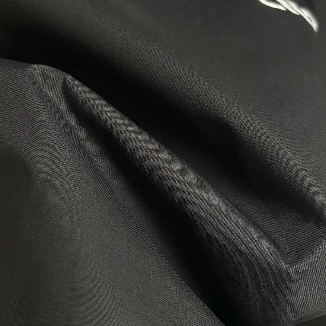 🅿️220 BALENCIAGA/Balenciaga early autumn thick plate printed shirt, customized classic 40-count plain weave imitation Tencel Paris shirt fabric, loose version, three-dimensional upper body, smooth and natural lines, from shoulder line to waist line to hem, smooth transition of lines, no unnecessary folds or accumulation, neat and stretchy as a whole, customized Paris logo engraved buttons, with Paris letters on the chest and large-area printing of love hearts on the back, the effect is three-dimensional, the printing completely fits the fabric There will be no problems such as color fading, peeling off, etc. Size: S M L XL