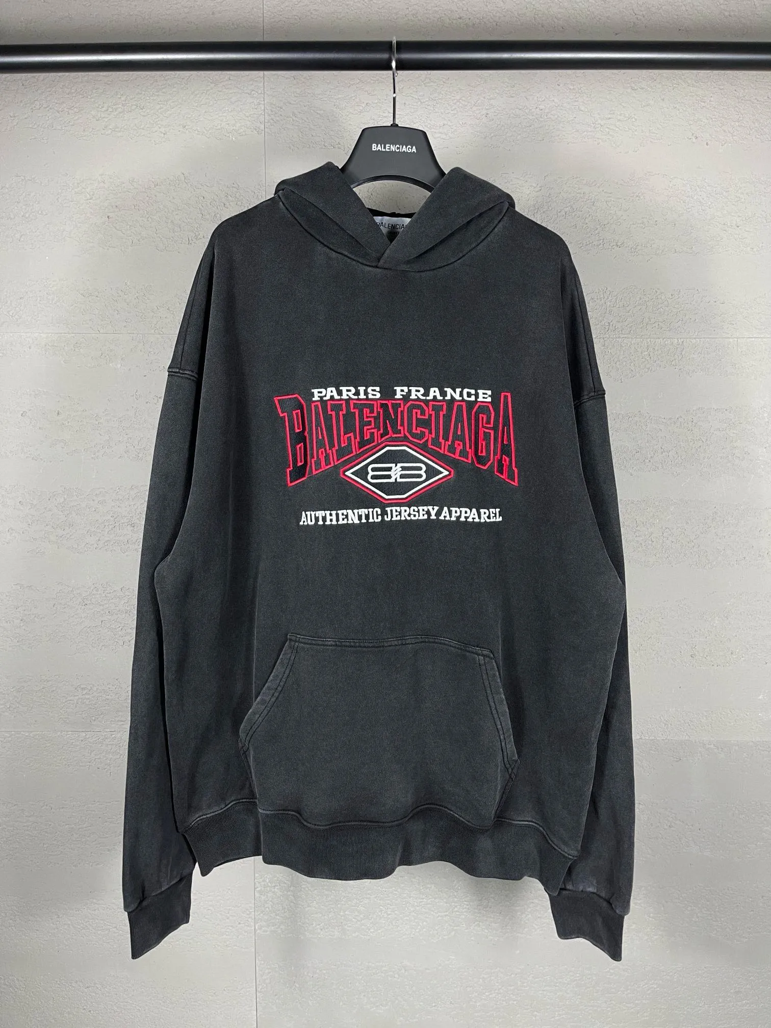 🅿️330 real photos [Top version. Official website quality] BALENCI*GA/Paris #BB letter classic LOGO embroidery washed and distressed hooded sweatshirt. Brick cabinet synchronization. The fabric is made of Paris ZP custom-woven and dyed cotton David sweatshirt. The weight is 450 grams. The cloth surface is clean. The cloth pattern is clear, soft and comfortable. The color fastness is good. It is not easy to change color. The threads are dyed with no color difference. The classic LOGO letter embroidery uses imported embroidery machines, and the embroidery thread uses imported matte light, which is soft to the touch, does not pierce the flesh, and the letters are three-dimensional and full. It is produced in Jubie market based on pictures. Comparisons welcome. The finished product is washed and aged. The letters are clear. The three-dimensional effect is strong. The version adopts the OS loose shoulder style. The same style for men and women. Code: BL238068 Color: washed black Size: XS S M L