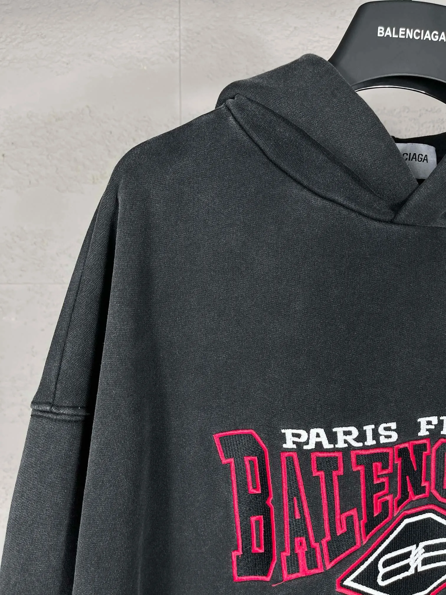 🅿️330 real photos [Top version. Official website quality] BALENCI*GA/Paris #BB letter classic LOGO embroidery washed and distressed hooded sweatshirt. Brick cabinet synchronization. The fabric is made of Paris ZP custom-woven and dyed cotton David sweatshirt. The weight is 450 grams. The cloth surface is clean. The cloth pattern is clear, soft and comfortable. The color fastness is good. It is not easy to change color. The threads are dyed with no color difference. The classic LOGO letter embroidery uses imported embroidery machines, and the embroidery thread uses imported matte light, which is soft to the touch, does not pierce the flesh, and the letters are three-dimensional and full. It is produced in Jubie market based on pictures. Comparisons welcome. The finished product is washed and aged. The letters are clear. The three-dimensional effect is strong. The version adopts the OS loose shoulder style. The same style for men and women. Code: BL238068 Color: washed black Size: XS S M L