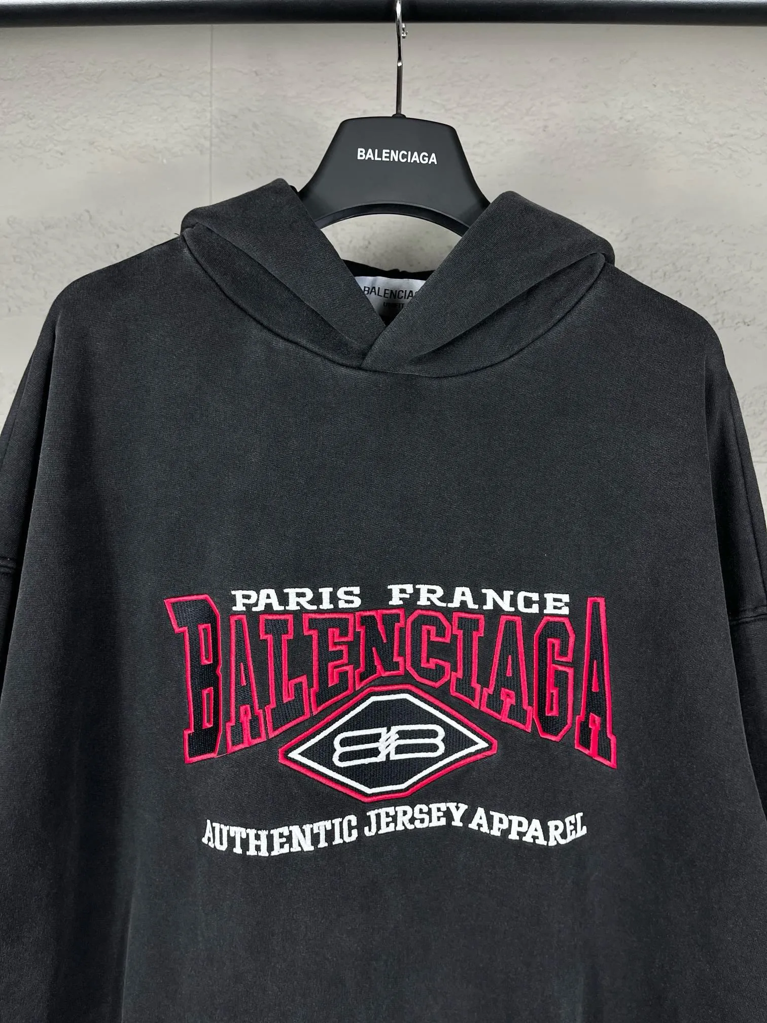🅿️330 real photos [Top version. Official website quality] BALENCI*GA/Paris #BB letter classic LOGO embroidery washed and distressed hooded sweatshirt. Brick cabinet synchronization. The fabric is made of Paris ZP custom-woven and dyed cotton David sweatshirt. The weight is 450 grams. The cloth surface is clean. The cloth pattern is clear, soft and comfortable. The color fastness is good. It is not easy to change color. The threads are dyed with no color difference. The classic LOGO letter embroidery uses imported embroidery machines, and the embroidery thread uses imported matte light, which is soft to the touch, does not pierce the flesh, and the letters are three-dimensional and full. It is produced in Jubie market based on pictures. Comparisons welcome. The finished product is washed and aged. The letters are clear. The three-dimensional effect is strong. The version adopts the OS loose shoulder style. The same style for men and women. Code: BL238068 Color: washed black Size: XS S M L