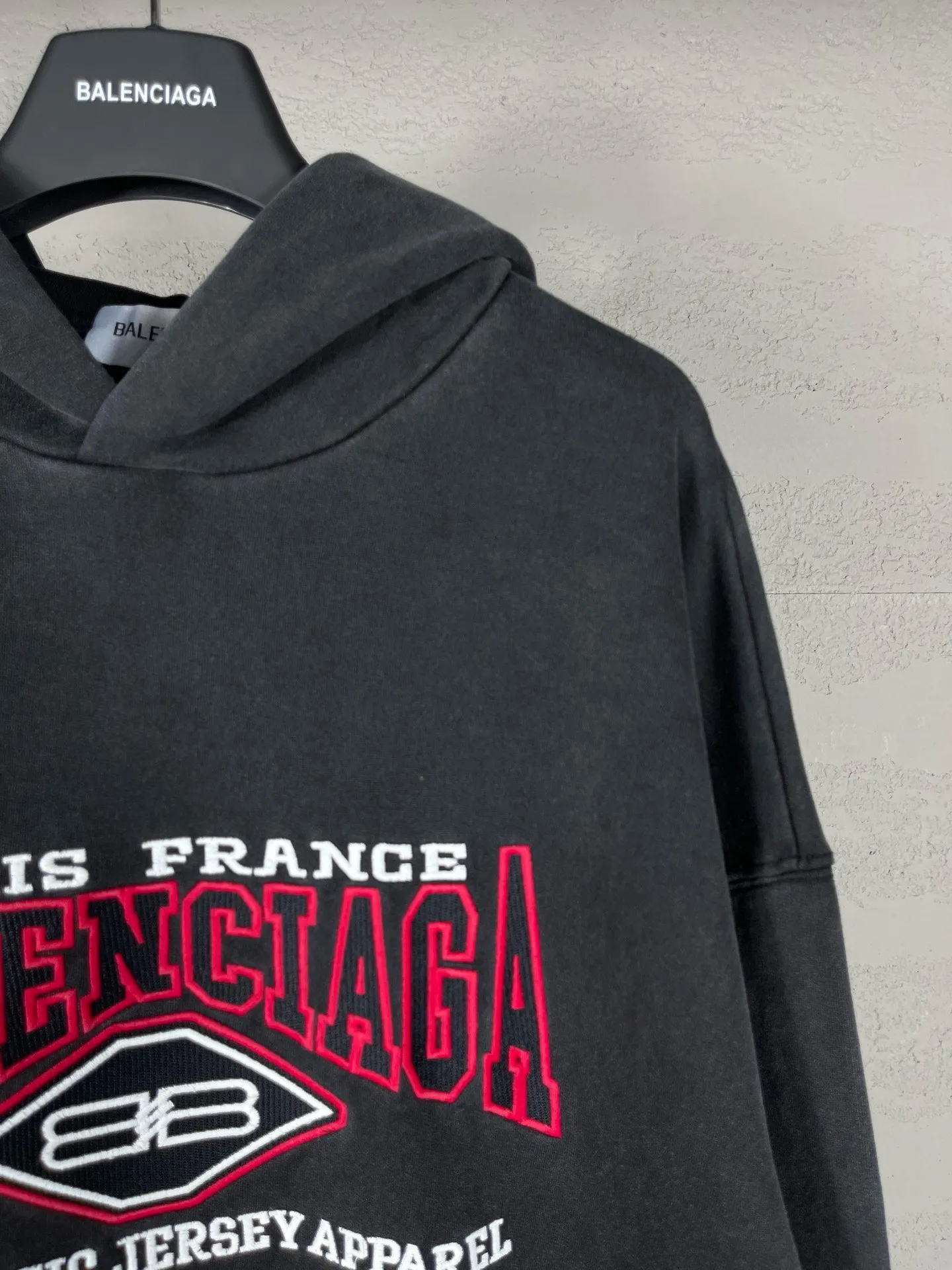 🅿️330 real photos [Top version. Official website quality] BALENCI*GA/Paris #BB letter classic LOGO embroidery washed and distressed hooded sweatshirt. Brick cabinet synchronization. The fabric is made of Paris ZP custom-woven and dyed cotton David sweatshirt. The weight is 450 grams. The cloth surface is clean. The cloth pattern is clear, soft and comfortable. The color fastness is good. It is not easy to change color. The threads are dyed with no color difference. The classic LOGO letter embroidery uses imported embroidery machines, and the embroidery thread uses imported matte light, which is soft to the touch, does not pierce the flesh, and the letters are three-dimensional and full. It is produced in Jubie market based on pictures. Comparisons welcome. The finished product is washed and aged. The letters are clear. The three-dimensional effect is strong. The version adopts the OS loose shoulder style. The same style for men and women. Code: BL238068 Color: washed black Size: XS S M L