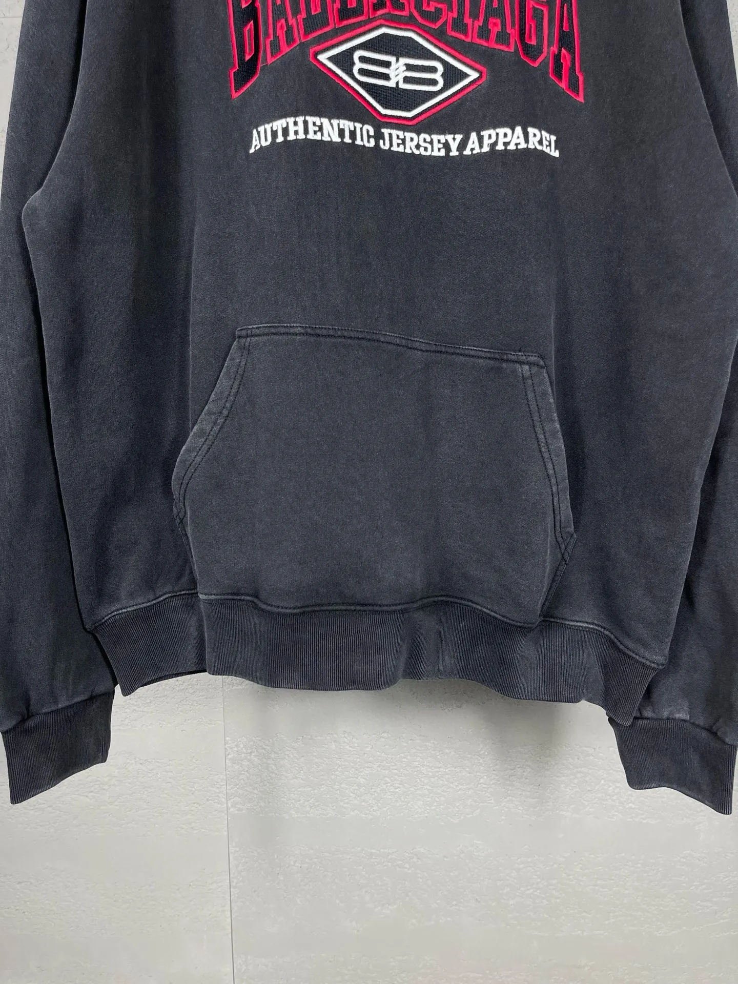 🅿️330 real photos [Top version. Official website quality] BALENCI*GA/Paris #BB letter classic LOGO embroidery washed and distressed hooded sweatshirt. Brick cabinet synchronization. The fabric is made of Paris ZP custom-woven and dyed cotton David sweatshirt. The weight is 450 grams. The cloth surface is clean. The cloth pattern is clear, soft and comfortable. The color fastness is good. It is not easy to change color. The threads are dyed with no color difference. The classic LOGO letter embroidery uses imported embroidery machines, and the embroidery thread uses imported matte light, which is soft to the touch, does not pierce the flesh, and the letters are three-dimensional and full. It is produced in Jubie market based on pictures. Comparisons welcome. The finished product is washed and aged. The letters are clear. The three-dimensional effect is strong. The version adopts the OS loose shoulder style. The same style for men and women. Code: BL238068 Color: washed black Size: XS S M L