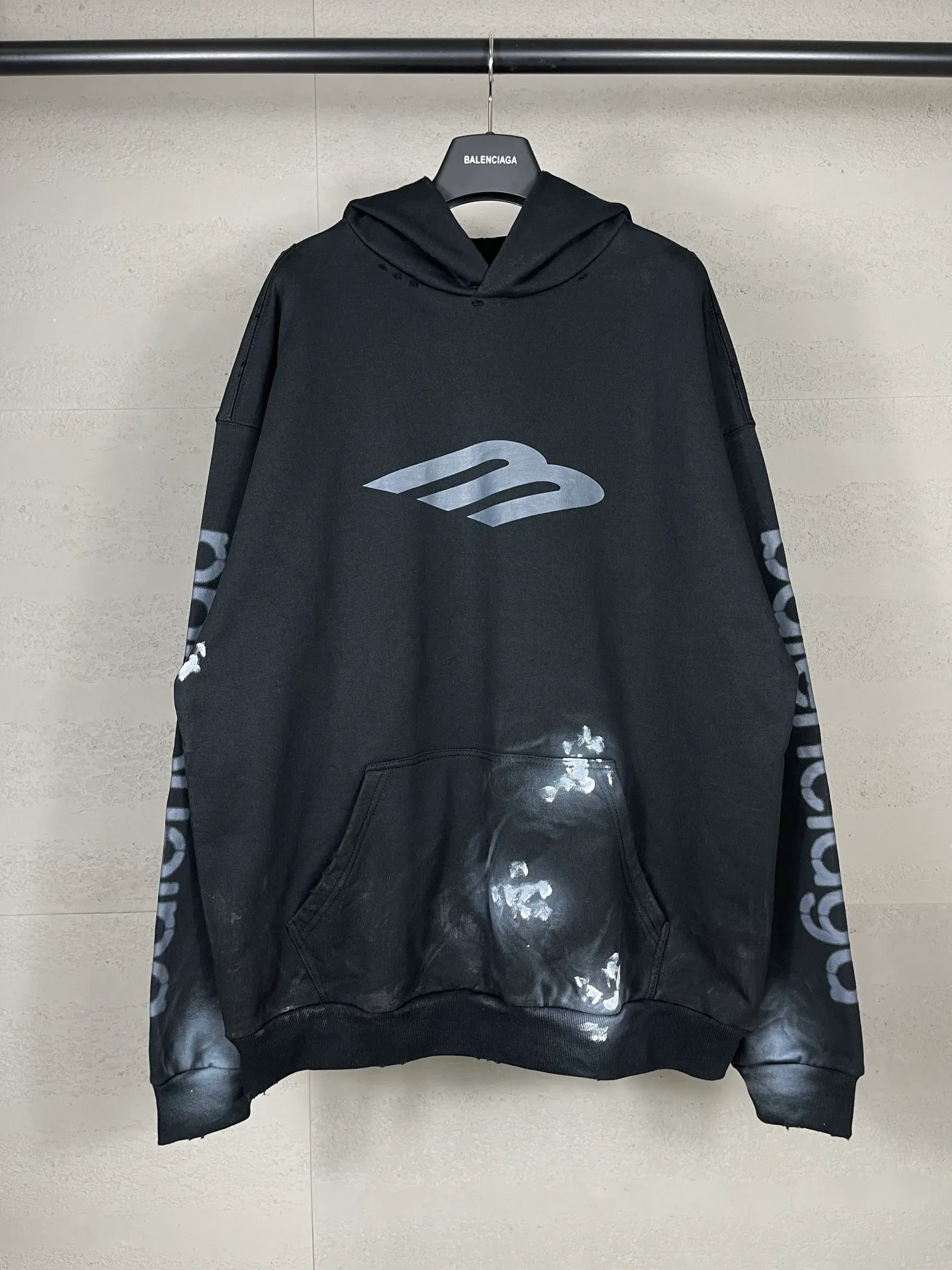 🅿️340 real photos [Top version. Official website quality] BALENCI*GA/Paris. 2024 latest front 3B mud hand-painted washed and distressed hooded sweatshirt. Brick cabinet synchronization. ⚠️Difference market currency. YB development. Worn. Hand-painted consistent with ZP. The fabric is made of Paris ZP custom-woven and dyed cotton terry sweatshirt. The weight is 460 grams, the cloth surface is clean. The cloth pattern is clear, soft and comfortable. The threads are dyed with no color difference. Ready-made garments are hand-painted, spray-painted, worn, distressed, and extra heavy-duty. Comparisons welcome. The version adopts OS loose shoulder design. Same style for men and women. Code: BL238913 Color: black blue Size: XS. S. M. L