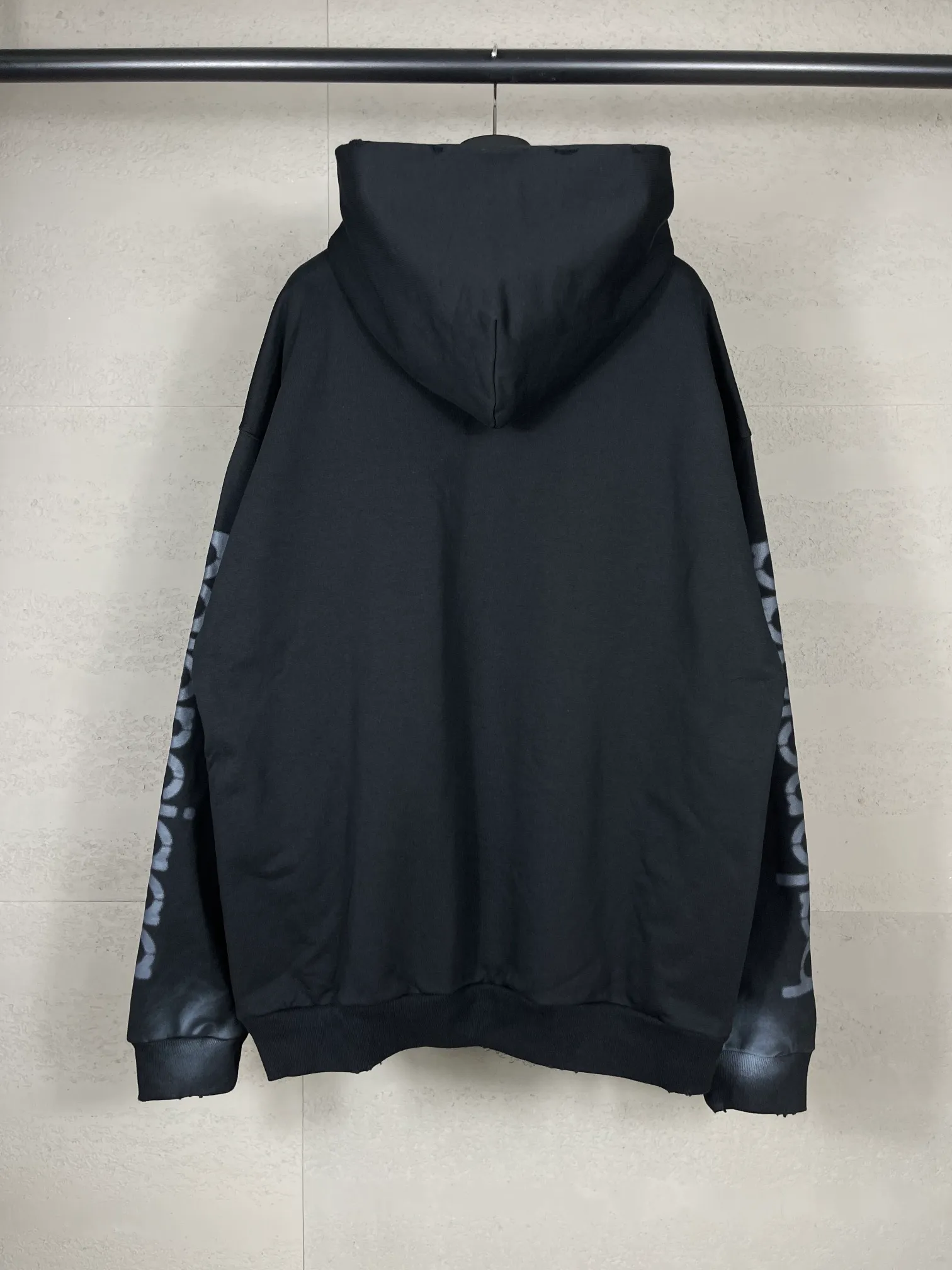 🅿️340 real photos [Top version. Official website quality] BALENCI*GA/Paris. 2024 latest front 3B mud hand-painted washed and distressed hooded sweatshirt. Brick cabinet synchronization. ⚠️Difference market currency. YB development. Worn. Hand-painted consistent with ZP. The fabric is made of Paris ZP custom-woven and dyed cotton terry sweatshirt. The weight is 460 grams, the cloth surface is clean. The cloth pattern is clear, soft and comfortable. The threads are dyed with no color difference. Ready-made garments are hand-painted, spray-painted, worn, distressed, and extra heavy-duty. Comparisons welcome. The version adopts OS loose shoulder design. Same style for men and women. Code: BL238913 Color: black blue Size: XS. S. M. L