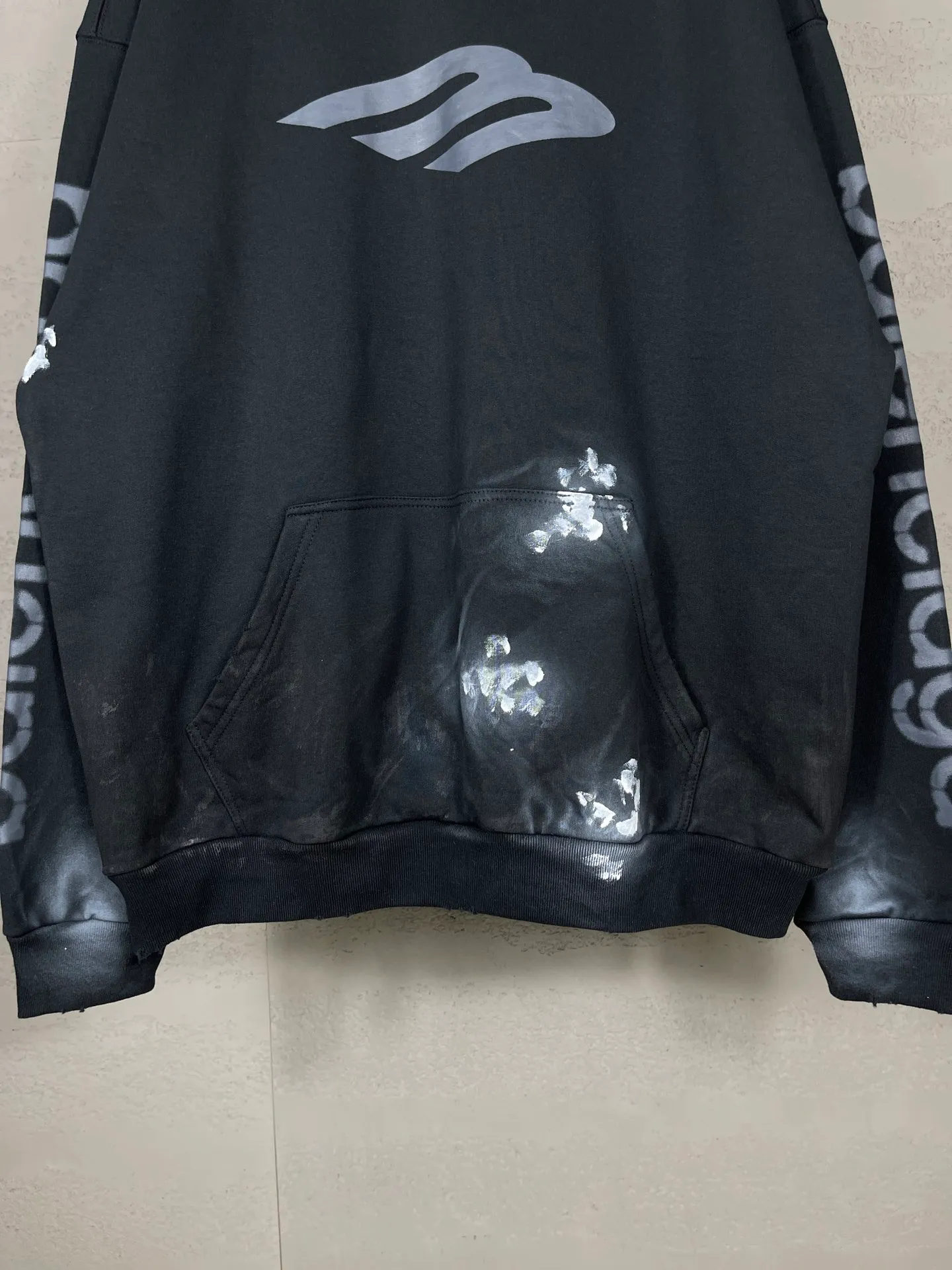 🅿️340 real photos [Top version. Official website quality] BALENCI*GA/Paris. 2024 latest front 3B mud hand-painted washed and distressed hooded sweatshirt. Brick cabinet synchronization. ⚠️Difference market currency. YB development. Worn. Hand-painted consistent with ZP. The fabric is made of Paris ZP custom-woven and dyed cotton terry sweatshirt. The weight is 460 grams, the cloth surface is clean. The cloth pattern is clear, soft and comfortable. The threads are dyed with no color difference. Ready-made garments are hand-painted, spray-painted, worn, distressed, and extra heavy-duty. Comparisons welcome. The version adopts OS loose shoulder design. Same style for men and women. Code: BL238913 Color: black blue Size: XS. S. M. L
