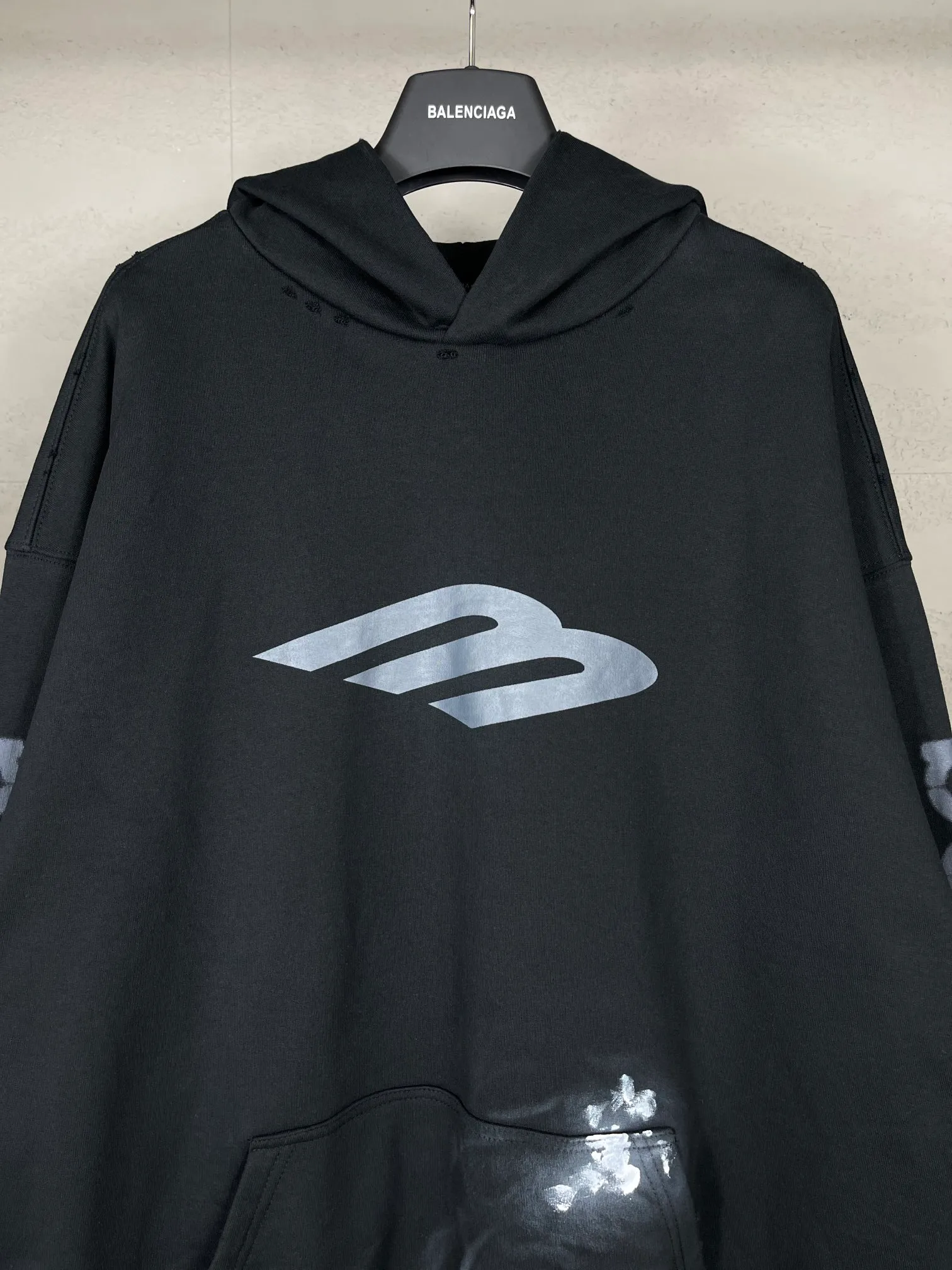 🅿️340 real photos [Top version. Official website quality] BALENCI*GA/Paris. 2024 latest front 3B mud hand-painted washed and distressed hooded sweatshirt. Brick cabinet synchronization. ⚠️Difference market currency. YB development. Worn. Hand-painted consistent with ZP. The fabric is made of Paris ZP custom-woven and dyed cotton terry sweatshirt. The weight is 460 grams, the cloth surface is clean. The cloth pattern is clear, soft and comfortable. The threads are dyed with no color difference. Ready-made garments are hand-painted, spray-painted, worn, distressed, and extra heavy-duty. Comparisons welcome. The version adopts OS loose shoulder design. Same style for men and women. Code: BL238913 Color: black blue Size: XS. S. M. L