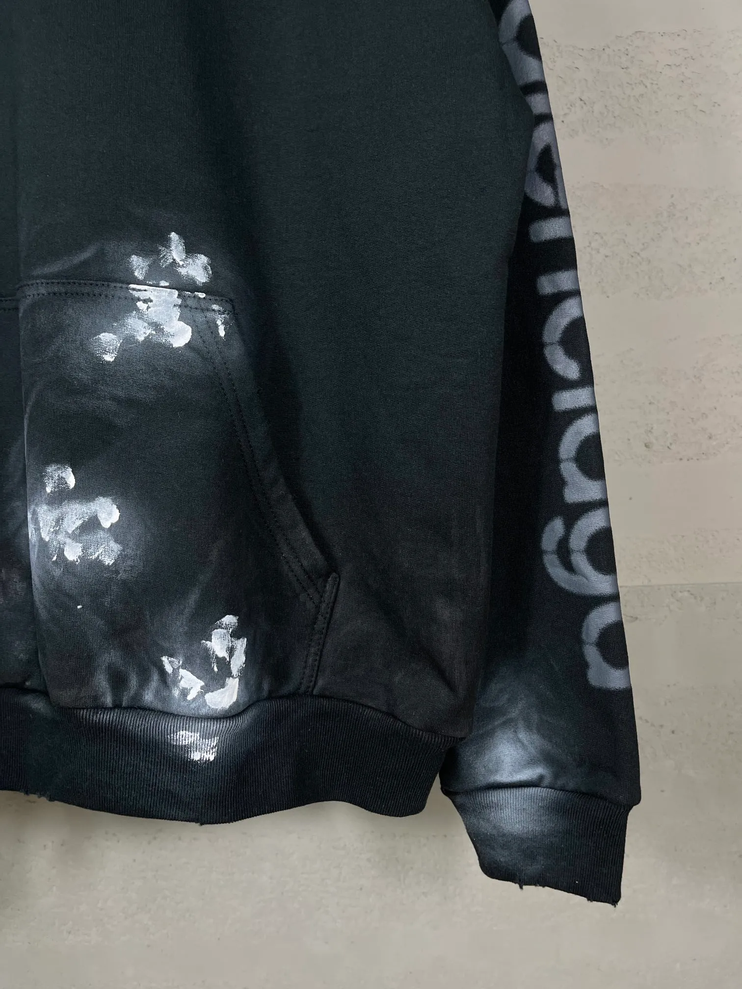 🅿️340 real photos [Top version. Official website quality] BALENCI*GA/Paris. 2024 latest front 3B mud hand-painted washed and distressed hooded sweatshirt. Brick cabinet synchronization. ⚠️Difference market currency. YB development. Worn. Hand-painted consistent with ZP. The fabric is made of Paris ZP custom-woven and dyed cotton terry sweatshirt. The weight is 460 grams, the cloth surface is clean. The cloth pattern is clear, soft and comfortable. The threads are dyed with no color difference. Ready-made garments are hand-painted, spray-painted, worn, distressed, and extra heavy-duty. Comparisons welcome. The version adopts OS loose shoulder design. Same style for men and women. Code: BL238913 Color: black blue Size: XS. S. M. L