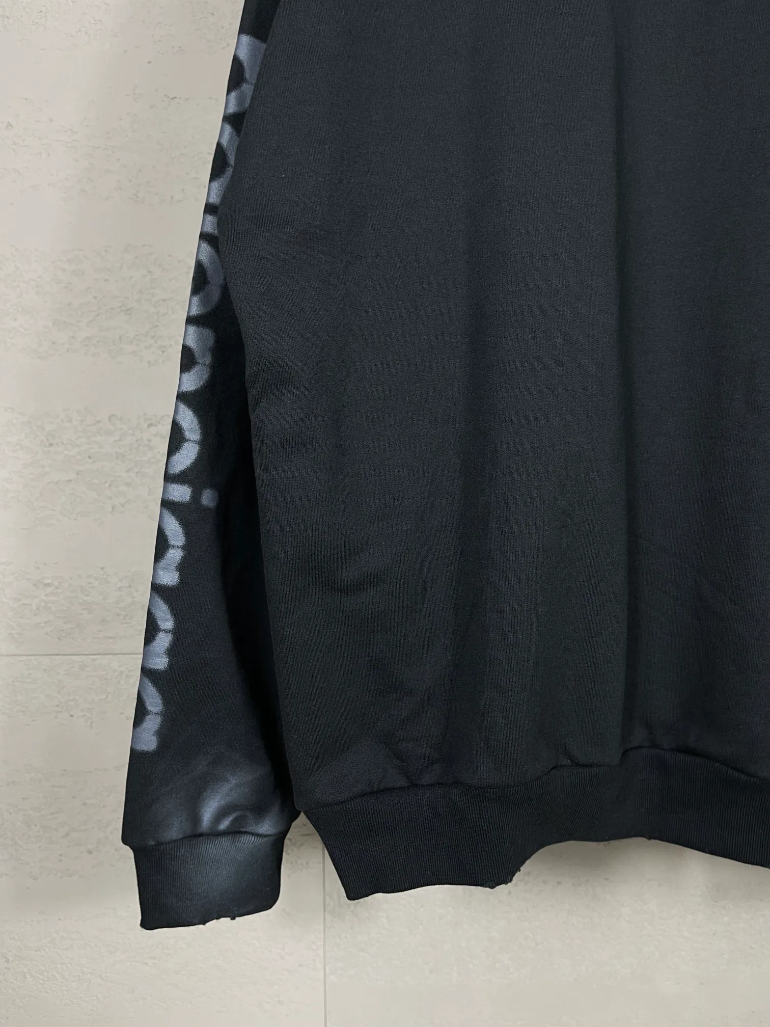 🅿️340 real photos [Top version. Official website quality] BALENCI*GA/Paris. 2024 latest front 3B mud hand-painted washed and distressed hooded sweatshirt. Brick cabinet synchronization. ⚠️Difference market currency. YB development. Worn. Hand-painted consistent with ZP. The fabric is made of Paris ZP custom-woven and dyed cotton terry sweatshirt. The weight is 460 grams, the cloth surface is clean. The cloth pattern is clear, soft and comfortable. The threads are dyed with no color difference. Ready-made garments are hand-painted, spray-painted, worn, distressed, and extra heavy-duty. Comparisons welcome. The version adopts OS loose shoulder design. Same style for men and women. Code: BL238913 Color: black blue Size: XS. S. M. L