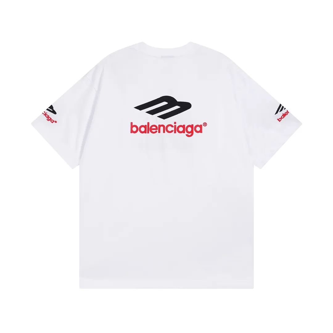 🅿️210 Detailed pictures [Top version. Official website quality] BALENCI*GA/Paris BALENCI*GA#2024 latest model, large LOGO icon. Front and back. Embroidered short-sleeved T-shirt on left and right sleeves. Brick cabinet synchronization. Genuine products are developed and developed in the first time. Welcome to compare! The fabric is made of Paris ZP custom-woven and dyed 100% cotton double-yarn compact cotton. The weight is 260 grams. The cloth surface is clean. The cloth pattern is clear. It is soft and comfortable. It has good color fastness and is not easy to change color. The threads are woven and dyed with no color difference. The embroidery is done using imported Tajima embroidery machines. Super 12W needle and thread, three-dimensional effect, clear lines. No burrs and miscellaneous threads, ultra-high craftsmanship embroidery. The version adopts OS loose shoulder design. Same style for men and women. Code: BL223207 Color: Dark blue gray. White Size: XS to L
