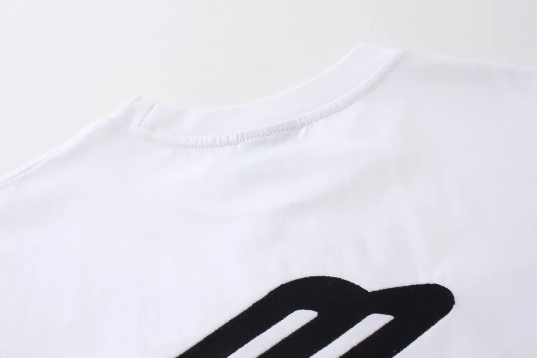 🅿️210 Detailed pictures [Top version. Official website quality] BALENCI*GA/Paris BALENCI*GA#2024 latest model, large LOGO icon. Front and back. Embroidered short-sleeved T-shirt on left and right sleeves. Brick cabinet synchronization. Genuine products are developed and developed in the first time. Welcome to compare! The fabric is made of Paris ZP custom-woven and dyed 100% cotton double-yarn compact cotton. The weight is 260 grams. The cloth surface is clean. The cloth pattern is clear. It is soft and comfortable. It has good color fastness and is not easy to change color. The threads are woven and dyed with no color difference. The embroidery is done using imported Tajima embroidery machines. Super 12W needle and thread, three-dimensional effect, clear lines. No burrs and miscellaneous threads, ultra-high craftsmanship embroidery. The version adopts OS loose shoulder design. Same style for men and women. Code: BL223207 Color: Dark blue gray. White Size: XS to L