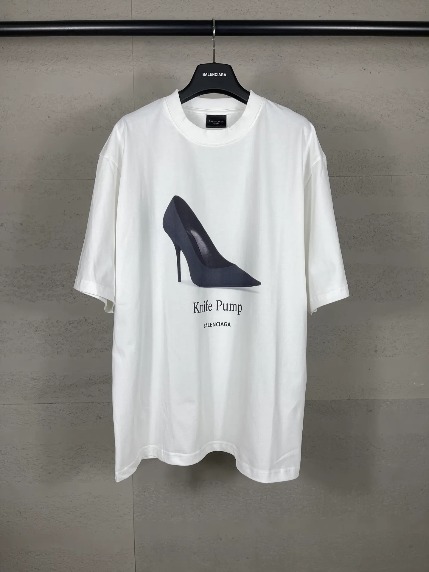 🅿️180 real photos [Top version. Official website quality] BALENCI*GA/Paris. SS25 latest model, Paris high-heeled shoes with direct spray printing on the front and back of short-sleeved T-shirts. Brick cabinet synchronization. Genuine product developed at the first time, happy to print and compare! The fabric is made of Paris ZP custom-woven and dyed cotton double yarn. Weighing 260 grams, the cloth surface is clean. The cloth pattern is clear, soft and comfortable. The threads are dyed with no color difference. The printing uses direct-injection environmentally friendly imported materials. The letters are clear and the effect is three-dimensional. The version adopts OS loose shoulder design. Same style for men and women. Code: BL253670 Color: White Size: XS S M L