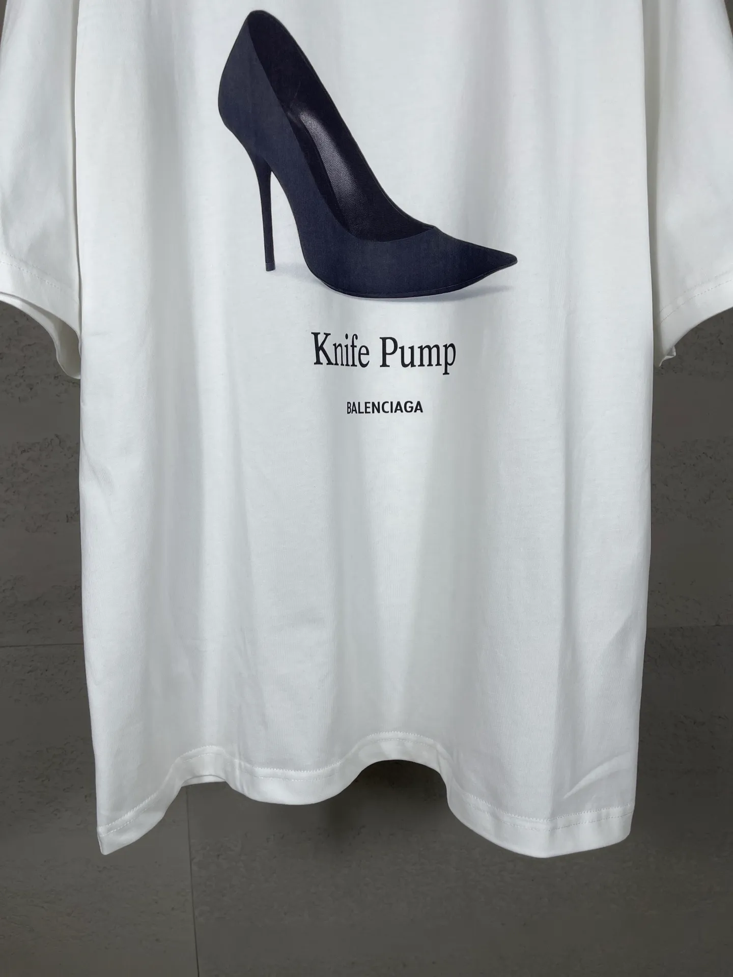 🅿️180 real photos [Top version. Official website quality] BALENCI*GA/Paris. SS25 latest model, Paris high-heeled shoes with direct spray printing on the front and back of short-sleeved T-shirts. Brick cabinet synchronization. Genuine product developed at the first time, happy to print and compare! The fabric is made of Paris ZP custom-woven and dyed cotton double yarn. Weighing 260 grams, the cloth surface is clean. The cloth pattern is clear, soft and comfortable. The threads are dyed with no color difference. The printing uses direct-injection environmentally friendly imported materials. The letters are clear and the effect is three-dimensional. The version adopts OS loose shoulder design. Same style for men and women. Code: BL253670 Color: White Size: XS S M L