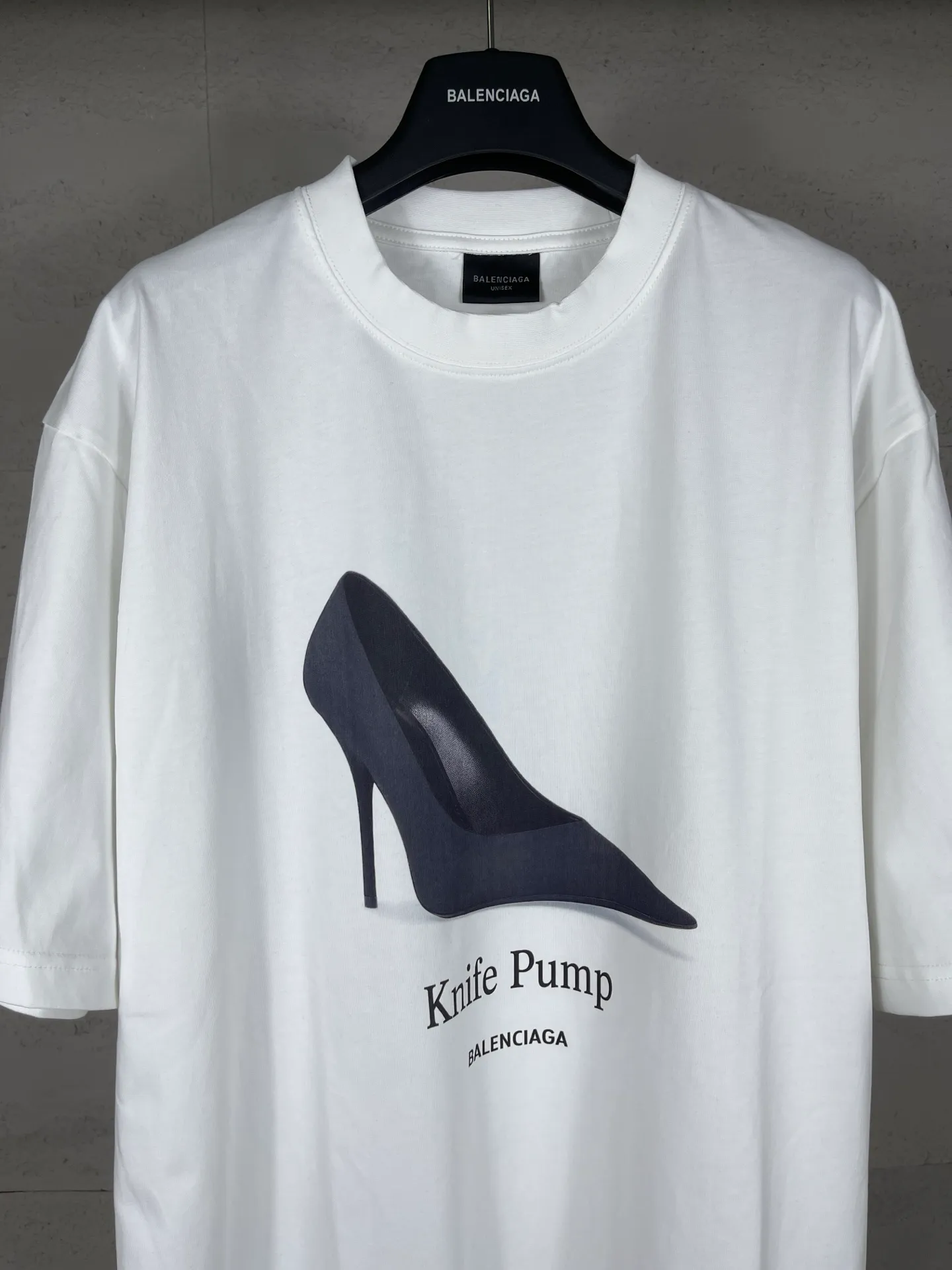 🅿️180 real photos [Top version. Official website quality] BALENCI*GA/Paris. SS25 latest model, Paris high-heeled shoes with direct spray printing on the front and back of short-sleeved T-shirts. Brick cabinet synchronization. Genuine product developed at the first time, happy to print and compare! The fabric is made of Paris ZP custom-woven and dyed cotton double yarn. Weighing 260 grams, the cloth surface is clean. The cloth pattern is clear, soft and comfortable. The threads are dyed with no color difference. The printing uses direct-injection environmentally friendly imported materials. The letters are clear and the effect is three-dimensional. The version adopts OS loose shoulder design. Same style for men and women. Code: BL253670 Color: White Size: XS S M L