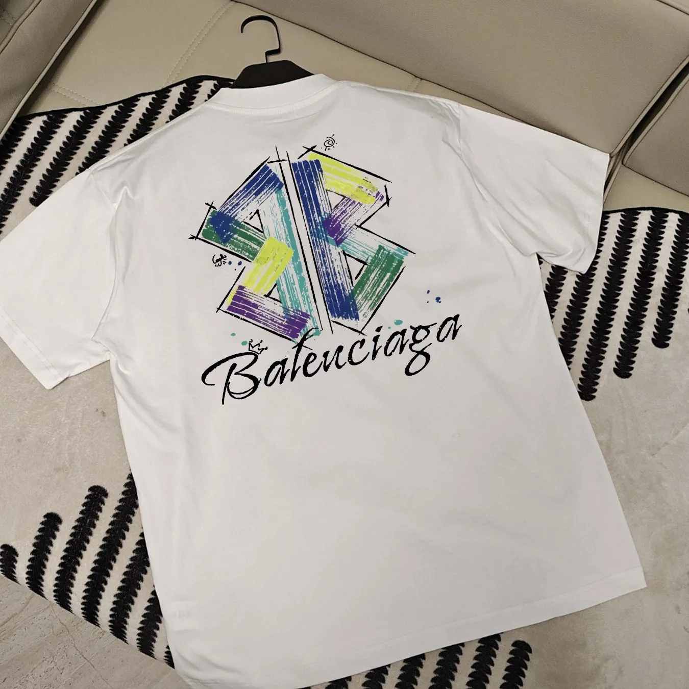 🅿️190 Balenciaga 🌟New summer style🎽 Made of 250g Salona cotton fabric, super soft and skin-friendly! High-grade hand-painted printing with logo, design embellishment, neat and detailed wiring inside, making the upper body fashionable! High-end and versatile model, the quality is visible! Size: S-XXL Color: black, white