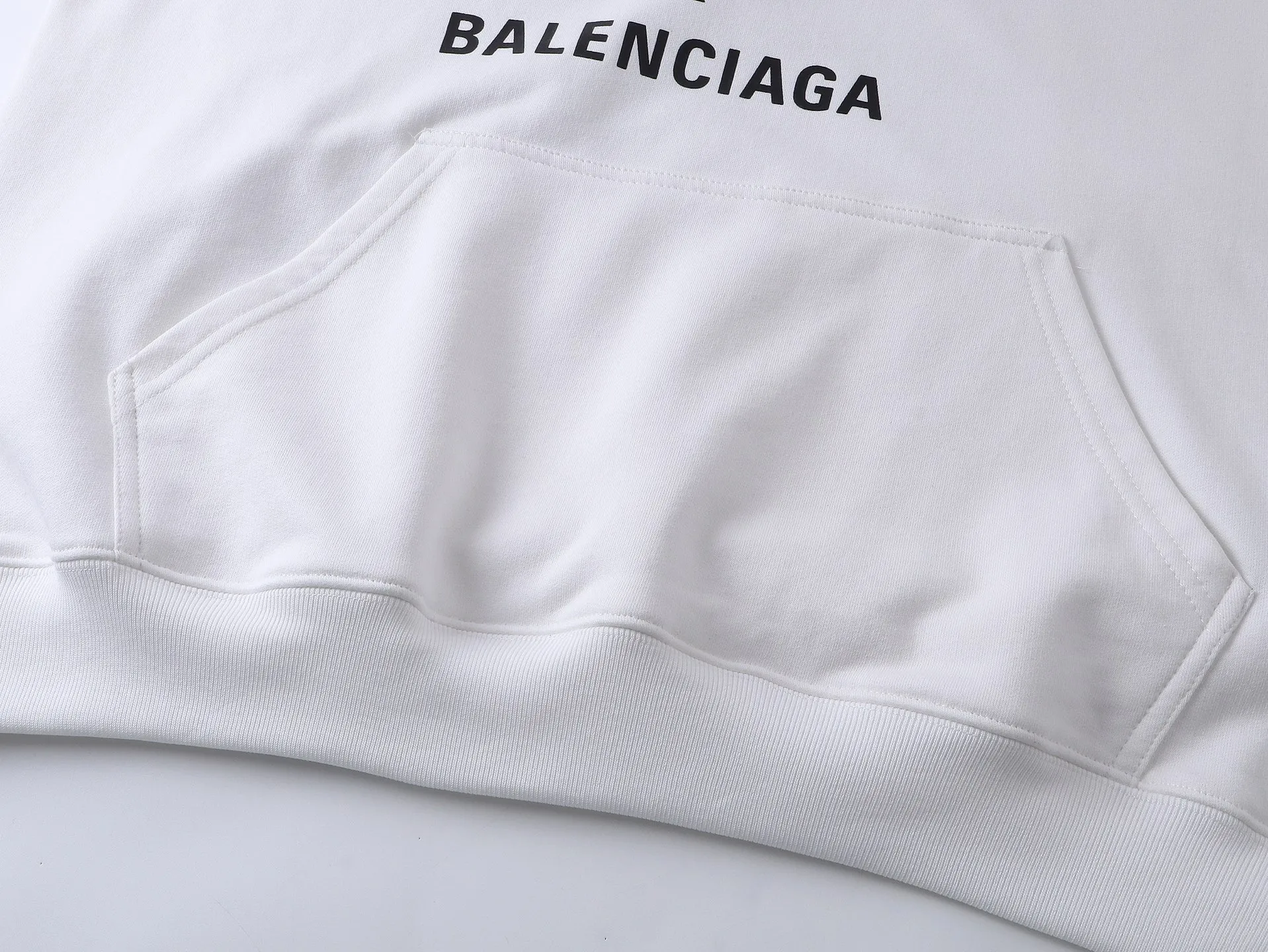 🅿️360 - BALENCI*GA Paris' latest Balenciaxx art multi-branded hooded long-sleeved sweatshirt. The front printing uses imported environmentally friendly offset printing. The effect is three-dimensional. Exclusively woven and dyed 460g fabric. Threads are dyed in the same vat with zero color difference. Brick cabinet synchronization. Welcome to compare. Same style for men and women -Color: black white -SIZE: Xs S M L Style No. 8957#