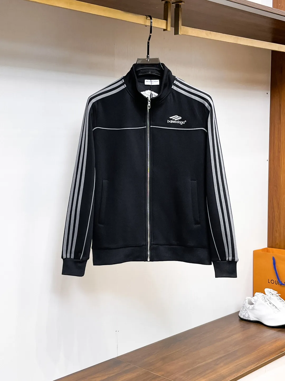 🅿️720 Balenciaga 2025 autumn and winter new counter casual suit of the same style, breathable, comfortable and casual! Full of high-end feel! The details are exquisite and high-end, and the workmanship is impeccable! The original high-end fabric is very high-end! The fabric is crisp, anti-wrinkle and wear-resistant, warm, neat and stylish. Everyone must buy a set this autumn and winter. They must look cool and cool when wearing it. We especially recommend the size M-3XLC30