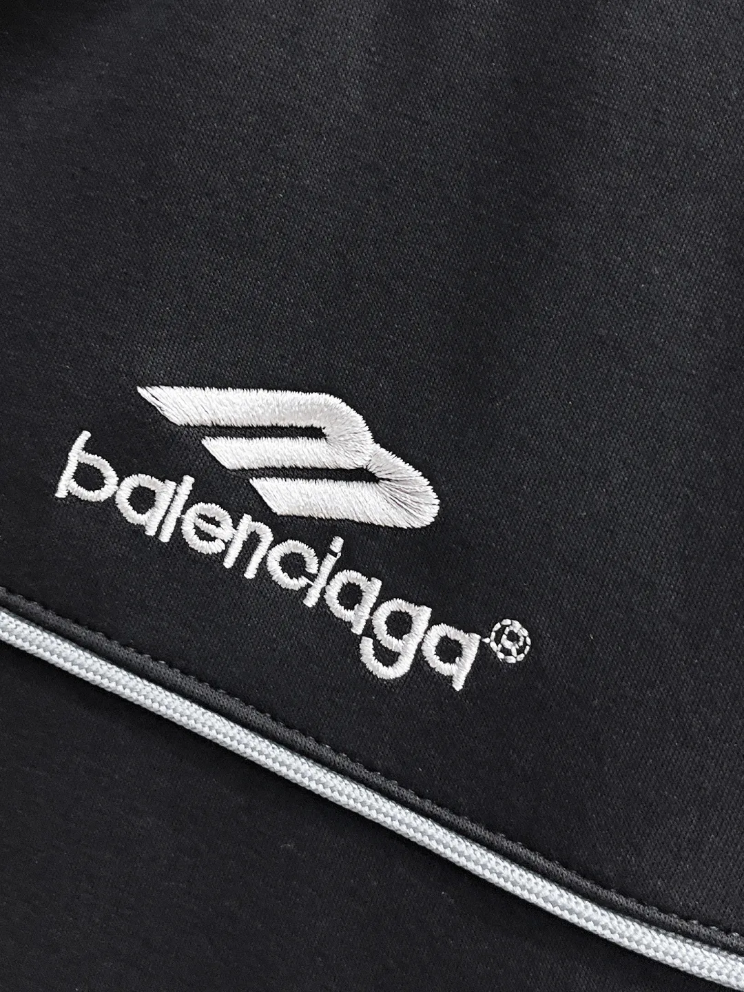 🅿️720 Balenciaga 2025 autumn and winter new counter casual suit of the same style, breathable, comfortable and casual! Full of high-end feel! The details are exquisite and high-end, and the workmanship is impeccable! The original high-end fabric is very high-end! The fabric is crisp, anti-wrinkle and wear-resistant, warm, neat and stylish. Everyone must buy a set this autumn and winter. They must look cool and cool when wearing it. We especially recommend the size M-3XLC30