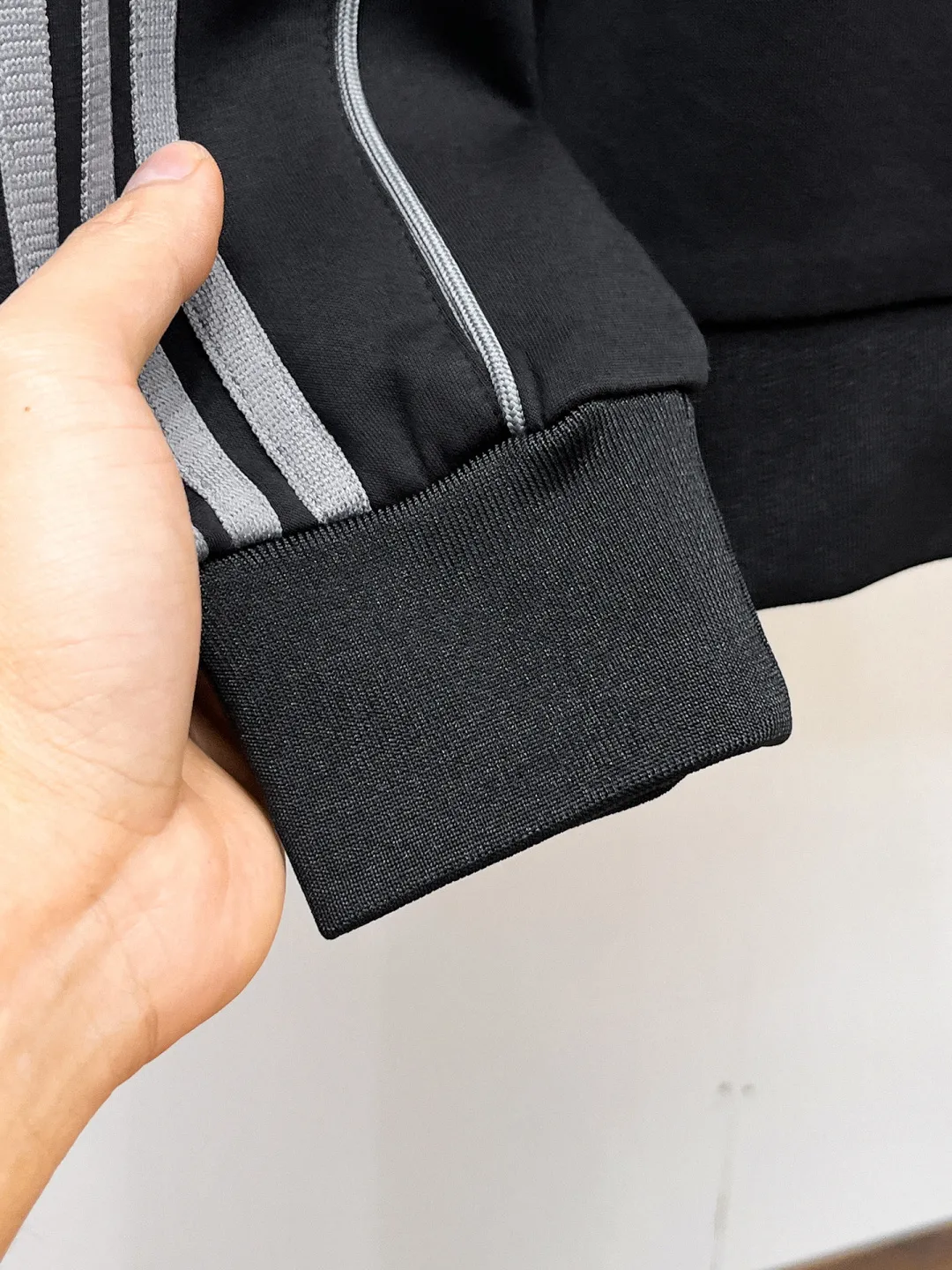 🅿️720 Balenciaga 2025 autumn and winter new counter casual suit of the same style, breathable, comfortable and casual! Full of high-end feel! The details are exquisite and high-end, and the workmanship is impeccable! The original high-end fabric is very high-end! The fabric is crisp, anti-wrinkle and wear-resistant, warm, neat and stylish. Everyone must buy a set this autumn and winter. They must look cool and cool when wearing it. We especially recommend the size M-3XLC30