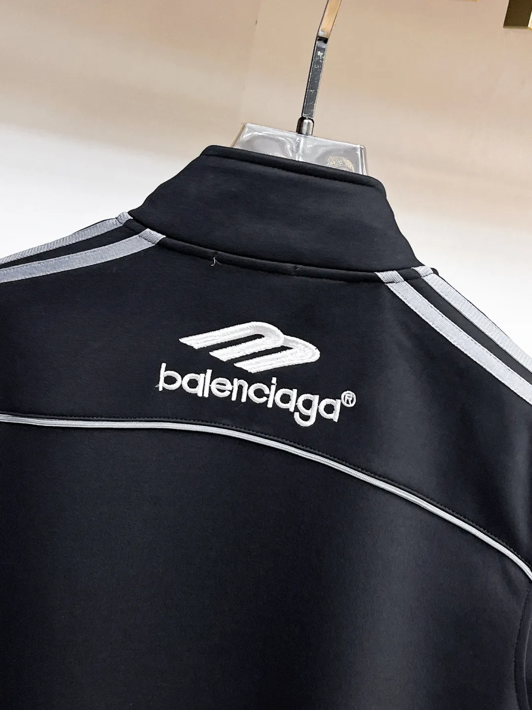 🅿️720 Balenciaga 2025 autumn and winter new counter casual suit of the same style, breathable, comfortable and casual! Full of high-end feel! The details are exquisite and high-end, and the workmanship is impeccable! The original high-end fabric is very high-end! The fabric is crisp, anti-wrinkle and wear-resistant, warm, neat and stylish. Everyone must buy a set this autumn and winter. They must look cool and cool when wearing it. We especially recommend the size M-3XLC30