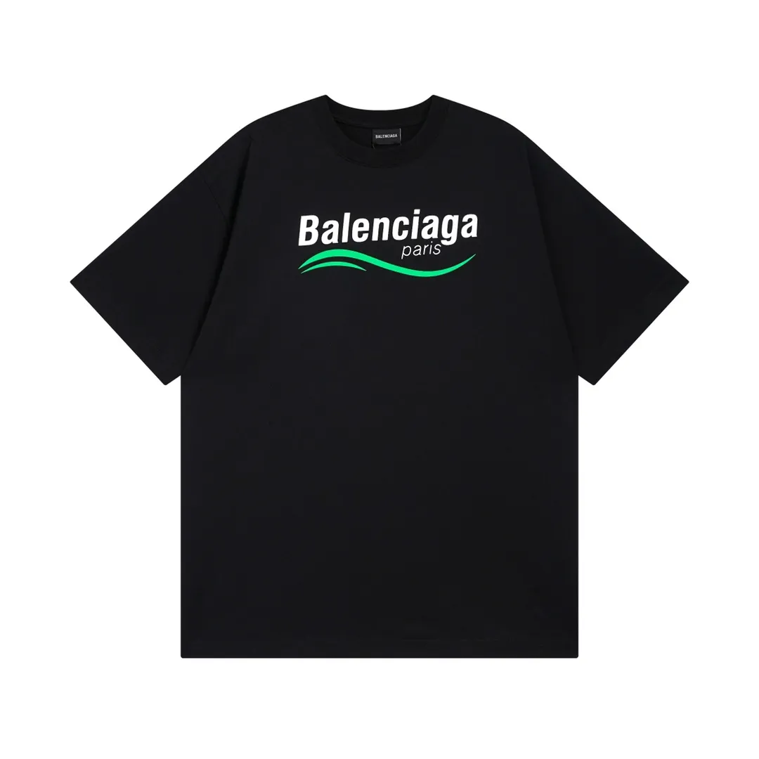 🅿️170 Detail Picture [Top version. Official website quality] BALENCI*GA/Paris BALENCI*GA#2023 new model, multi-logo classic printed short-sleeved T-shirt. The fabric is made of Paris ZP custom-woven and dyed 100% cotton double yarn compact cotton. The weight is 260 grams, the cloth surface is clean. The cloth pattern is clear. Soft and comfortable. Good color fastness. Not easy to change color. The threads are woven and dyed with no color difference. Printing uses computer direct printing. The effect is three-dimensional and has no burrs. The version adopts OS loose shoulder design. Same style for men and women. Code: BL223205 Color: Black. White Size: XS to L