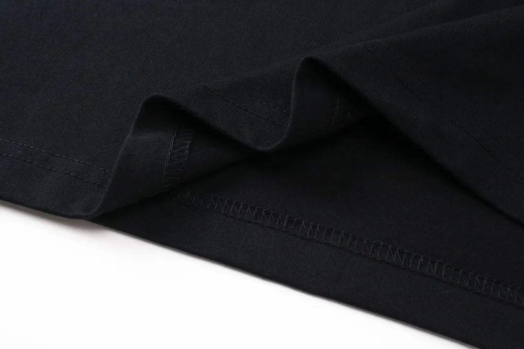 🅿️170 Detail Picture [Top version. Official website quality] BALENCI*GA/Paris BALENCI*GA#2023 new model, multi-logo classic printed short-sleeved T-shirt. The fabric is made of Paris ZP custom-woven and dyed 100% cotton double yarn compact cotton. The weight is 260 grams, the cloth surface is clean. The cloth pattern is clear. Soft and comfortable. Good color fastness. Not easy to change color. The threads are woven and dyed with no color difference. Printing uses computer direct printing. The effect is three-dimensional and has no burrs. The version adopts OS loose shoulder design. Same style for men and women. Code: BL223205 Color: Black. White Size: XS to L