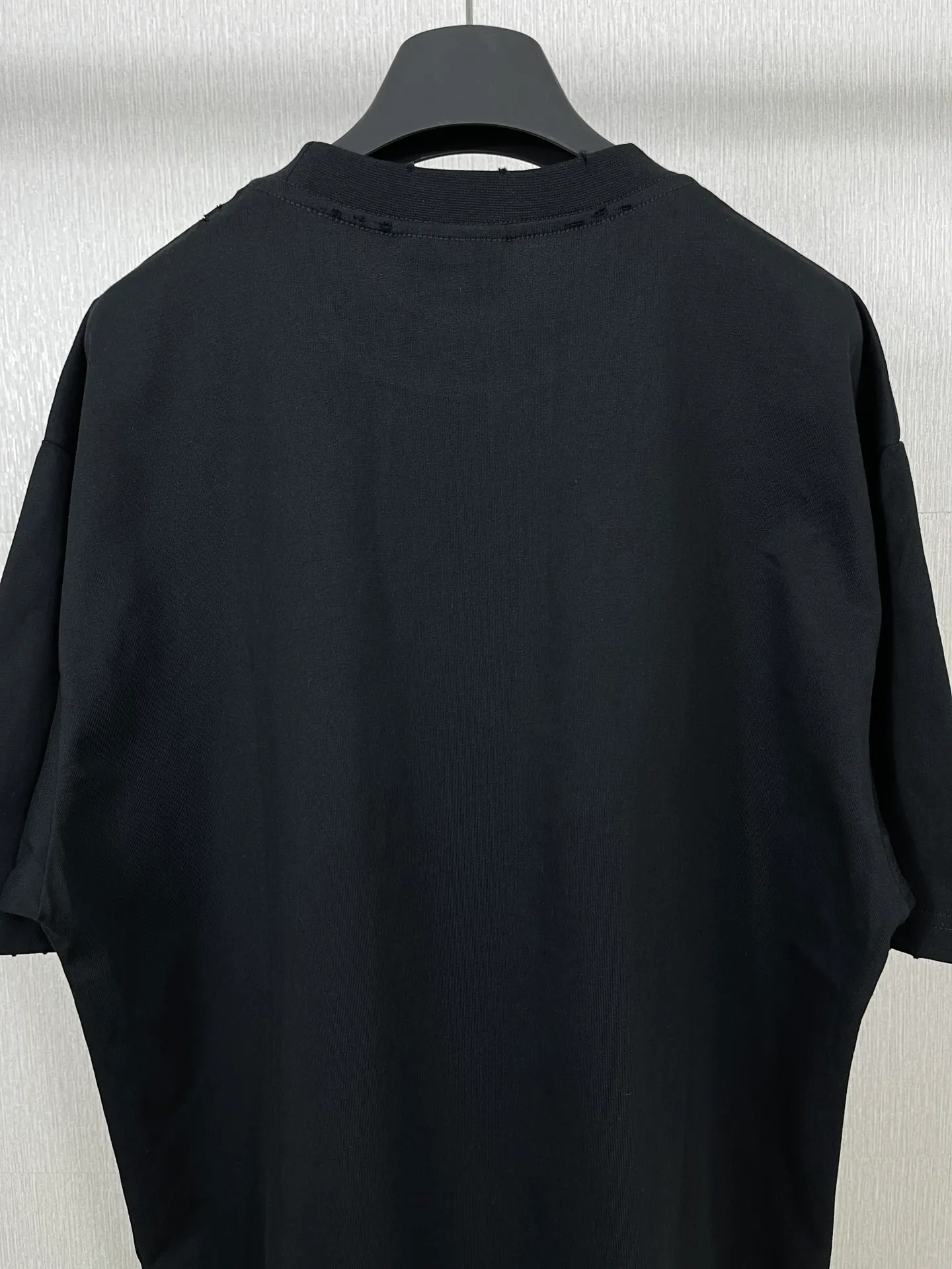 🅿️170 real photos [Top version. Official website quality] BALENCI*GA/Paris. 2023 latest catwalk style. Ready-to-wear distressed hole-cut short-sleeved T-shirt. Brick cabinet synchronization. The fabric is made of Paris ZP custom-woven and dyed 100% cotton double yarn compact cotton. The weight is 260 grams, the cloth surface is clean. The cloth pattern is clear, soft and comfortable. The threads are dyed with no color difference. The front printing is made of environmentally friendly imported materials and precision printing screens, with clear letters and three-dimensional effect. Restored brick cabinet. Ready-made clothes are worn and worn, cut by many hands, different market currency, welcome to compare, the version adopts OS loose shoulder version. Same style for men and women Coding: BL223088 Color: Black Size: XS-L